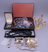 A quantity of various jewellery.