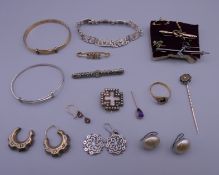 A quantity of miscellaneous jewellery, including gold and silver.