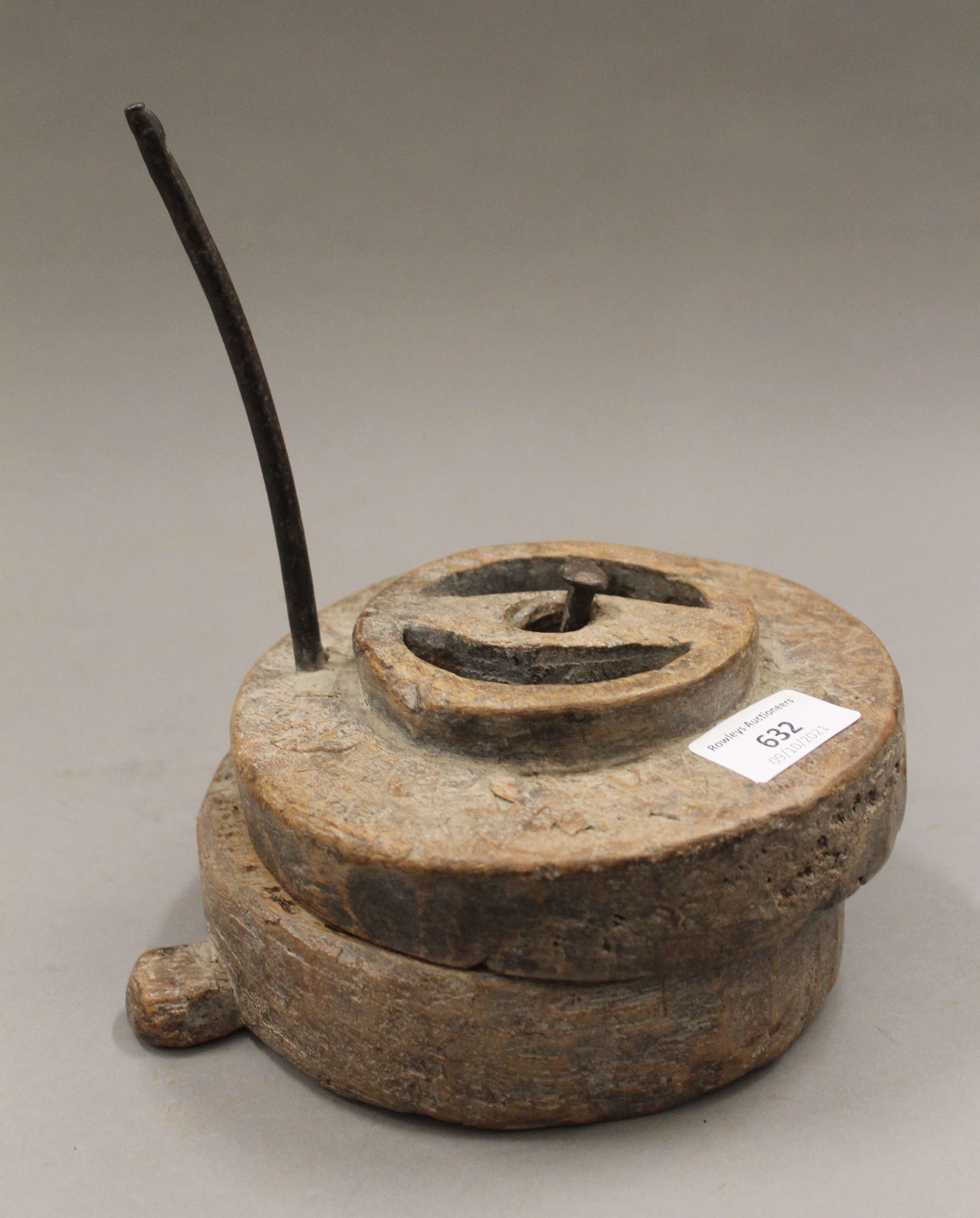 A rustic spice/flour grinder. 21 cm high.