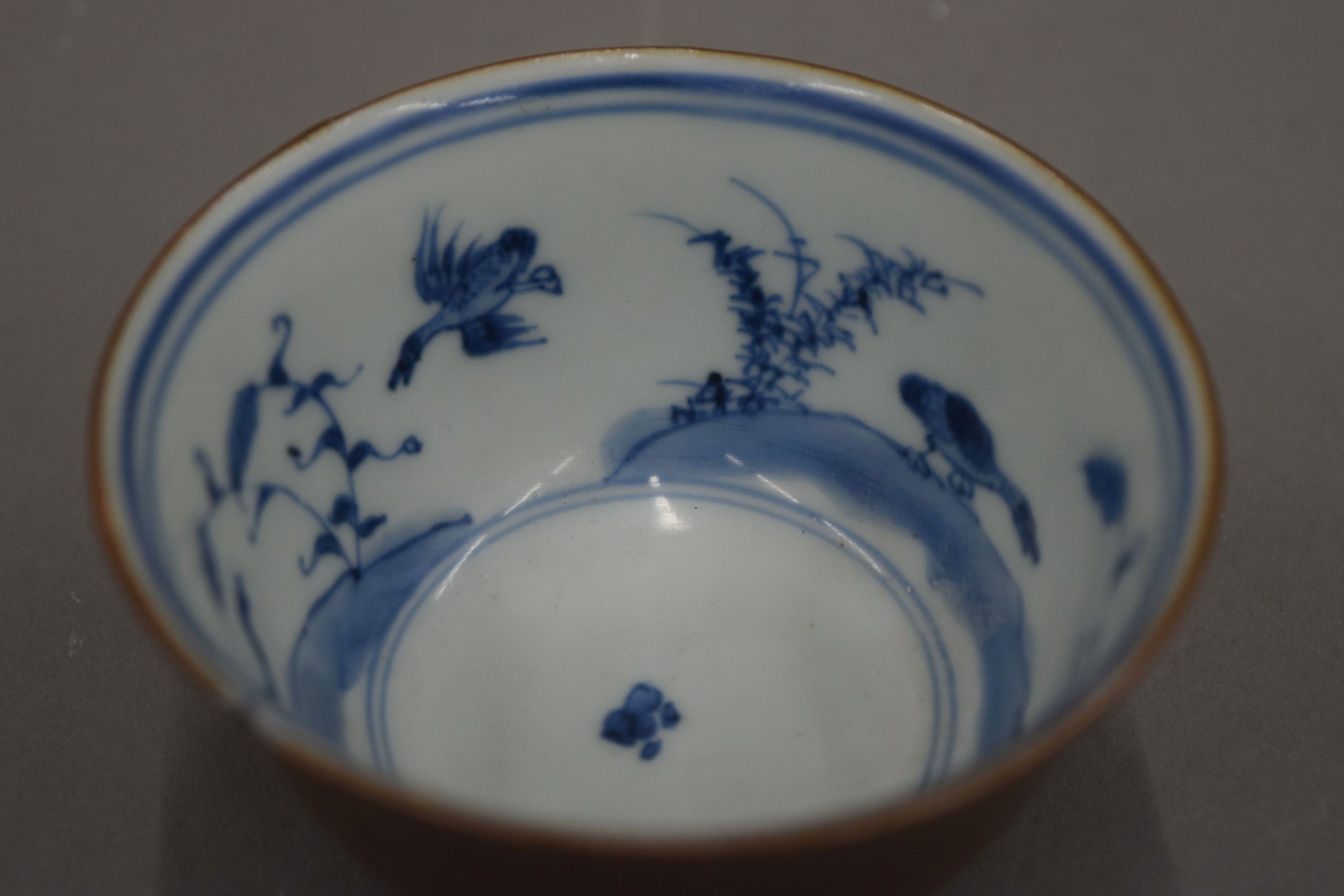 An 18th century Chinese porcelain blue and white tea bowl. 8.5 cm diameter. - Image 2 of 6