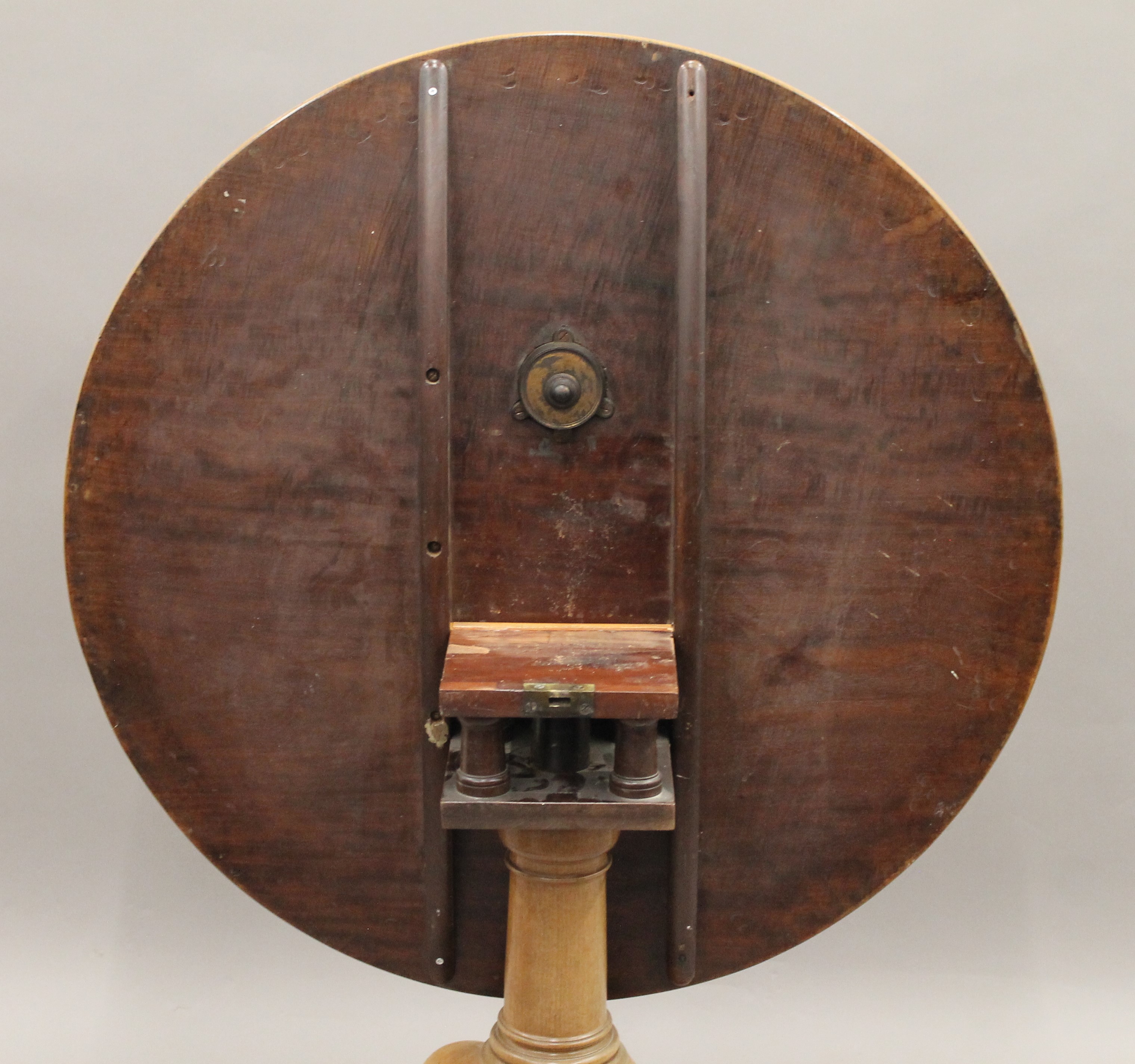 A George III mahogany birdcage tilt top tripod table. 92 cm diameter. - Image 6 of 13