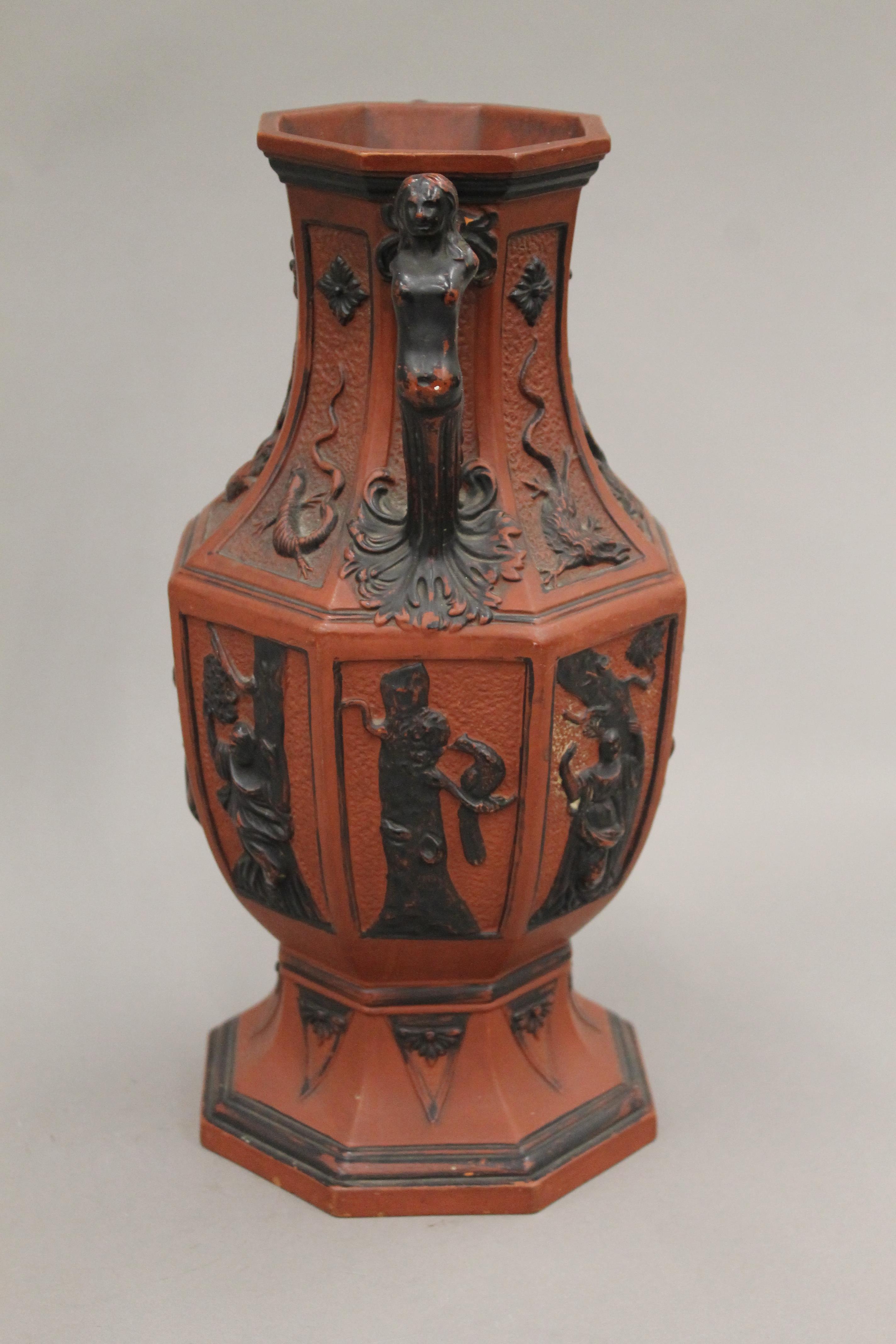 A pair of classical terracotta vases. 30 cm high. - Image 4 of 5