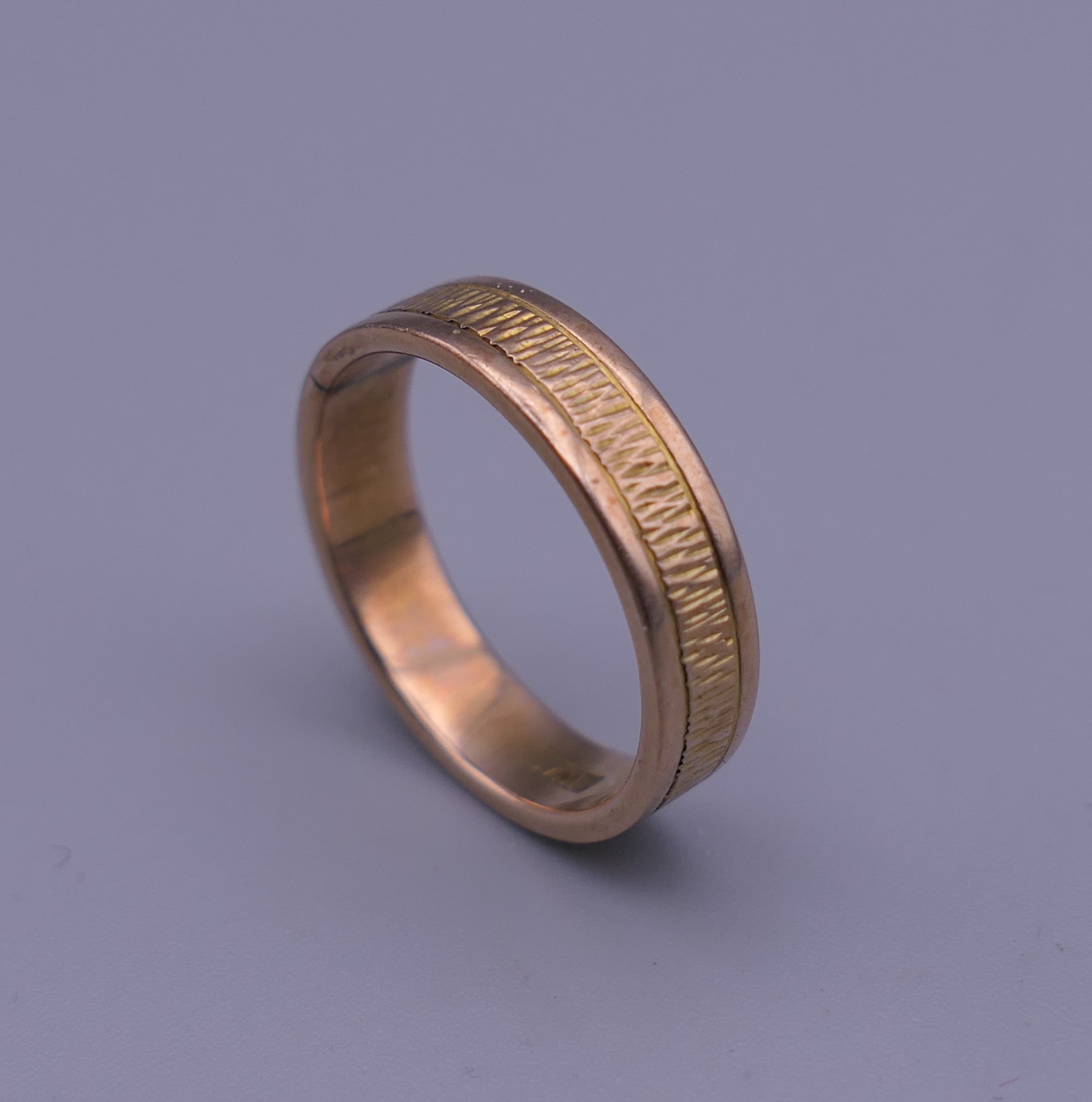 An 18 K gold wedding band. Ring size N. 3.8 grammes.