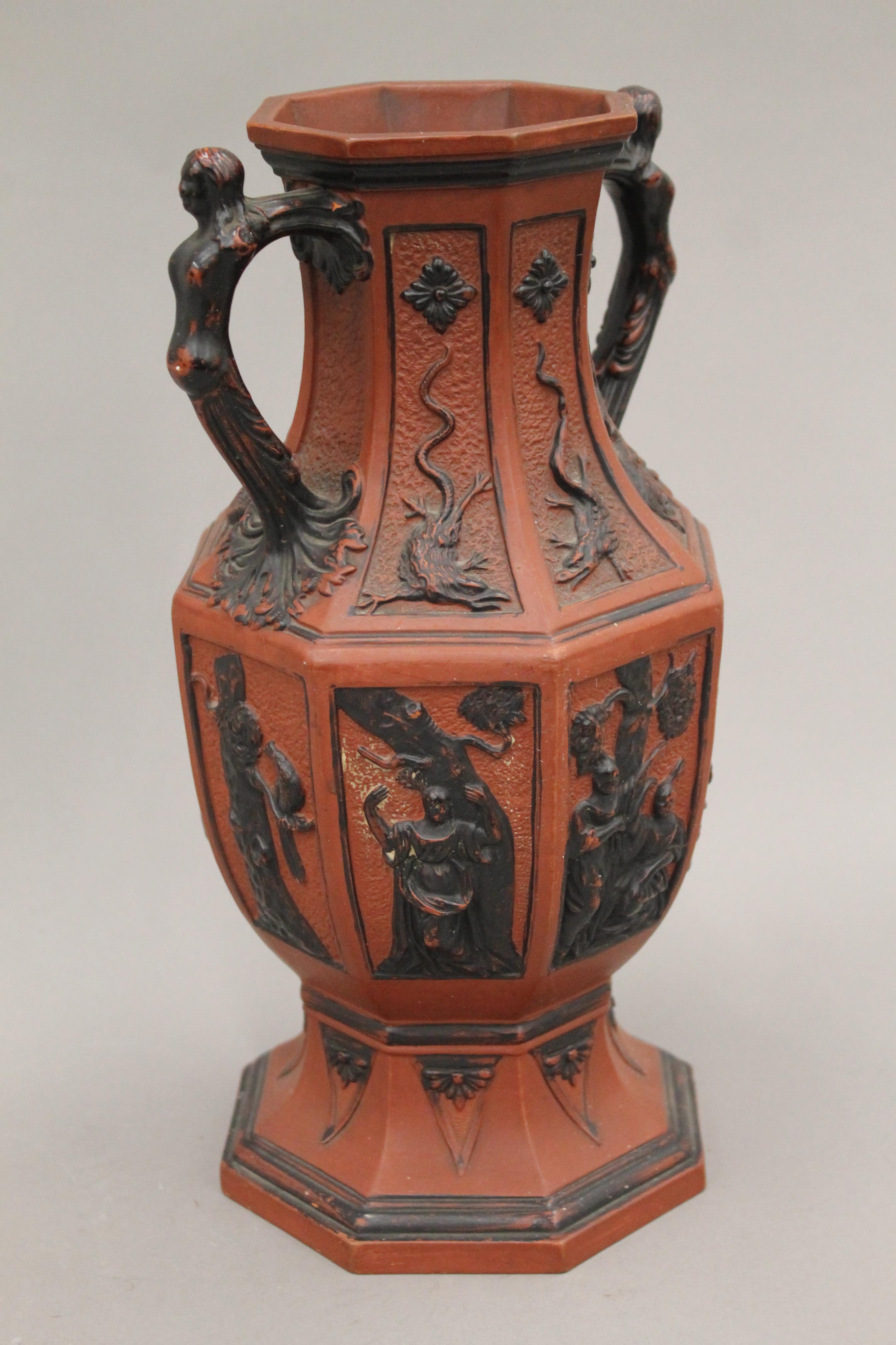 A pair of classical terracotta vases. 30 cm high. - Image 3 of 5