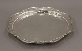A silver tray. 37.5 cm diameter. 40.9 troy ounces.