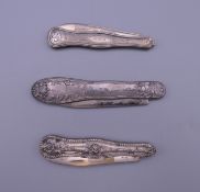 Three silver pen knives. The largest 8.5 cm when closed.