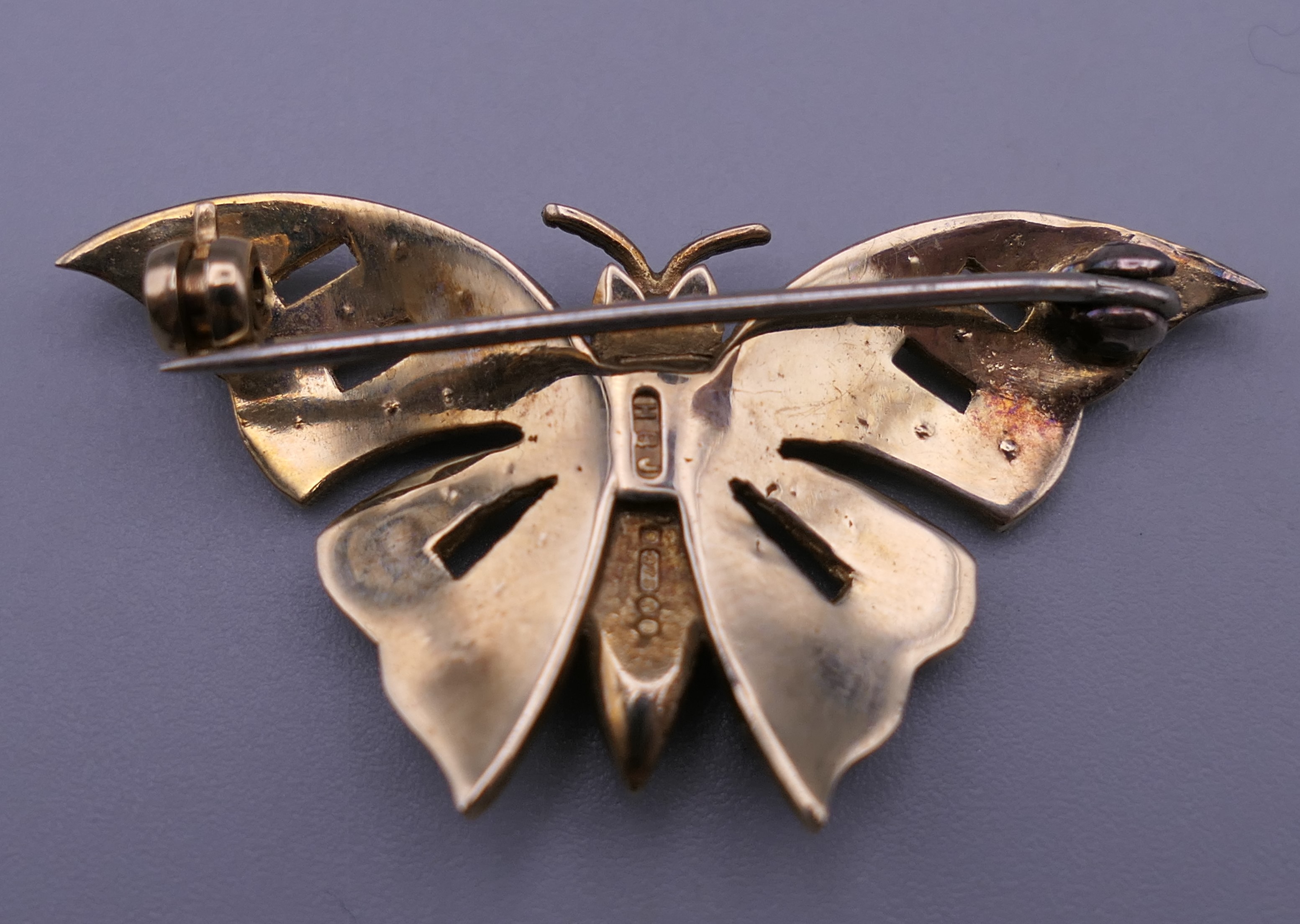 A 9 ct gold opal and ruby set butterfly brooch. 4 cm wide. 6 grammes total weight. - Image 3 of 10