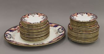 A Crown Derby dinner service, comprising: 1 meat plate, 30 dinner plates (26 cm diameter),