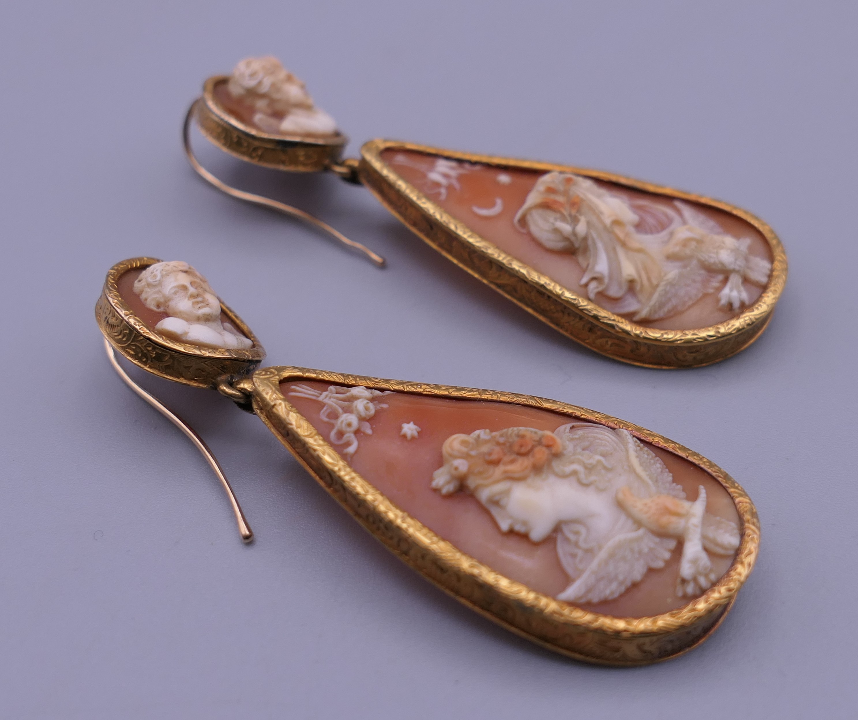 A pair of 18th/19th century unmarked gold mounted cameo drop earrings. Each 6 cm high. - Image 7 of 9