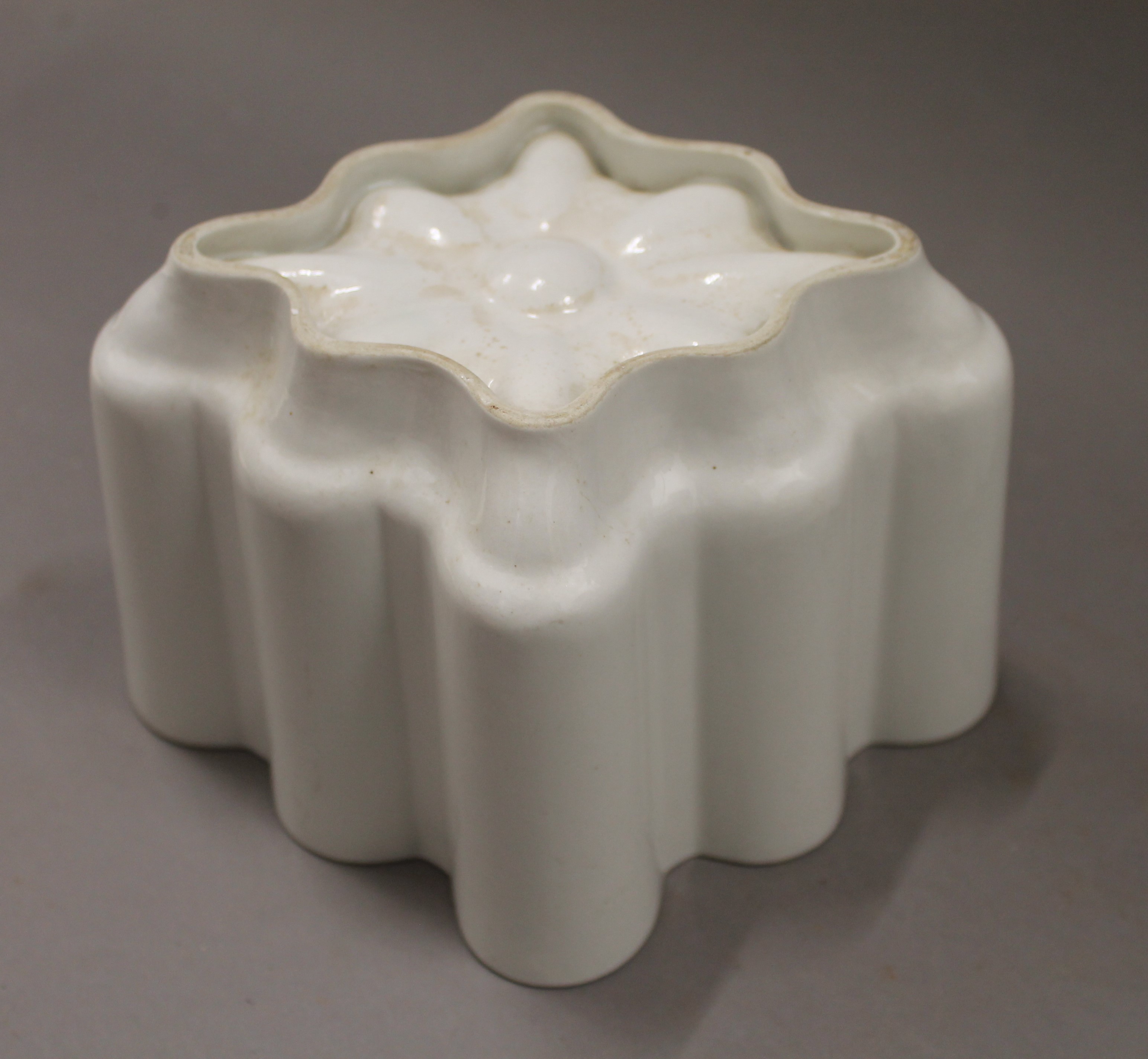 Three Shelley jelly moulds and a cheese dome. The latter 18 cm high. - Image 4 of 6