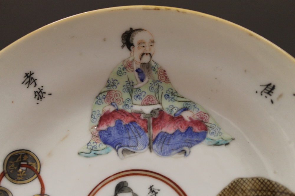 A finely painted Daoguang porcelain figural saucer. 15 cm diameter. - Image 5 of 11