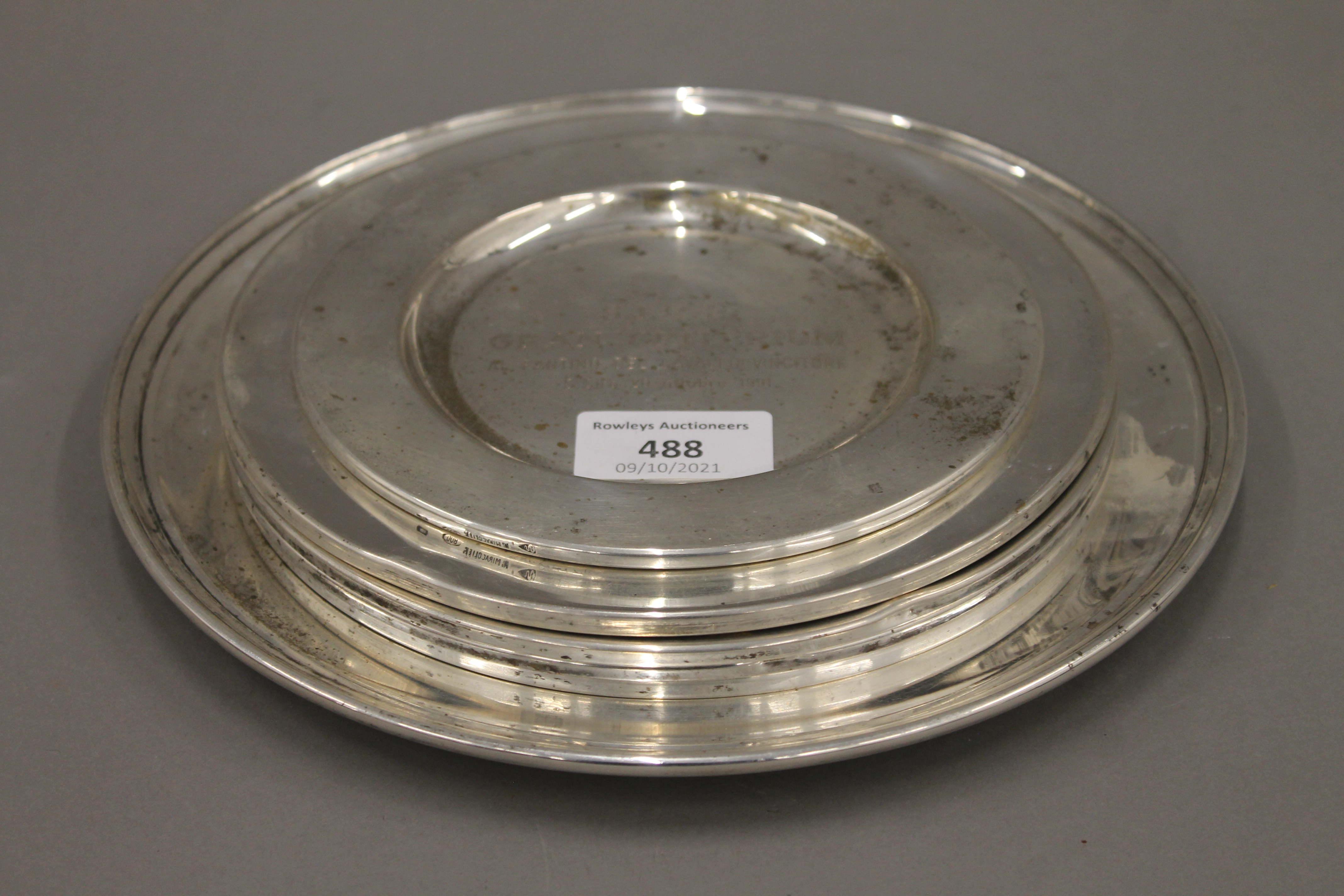 Six Lester Piggott Horse Racing trophy plates. The largest 23 cm diameter.