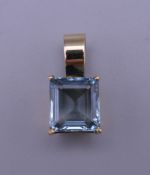 An 18 K gold aquamarine pendant. 2 cm high overall. 4.7 grammes total weight.