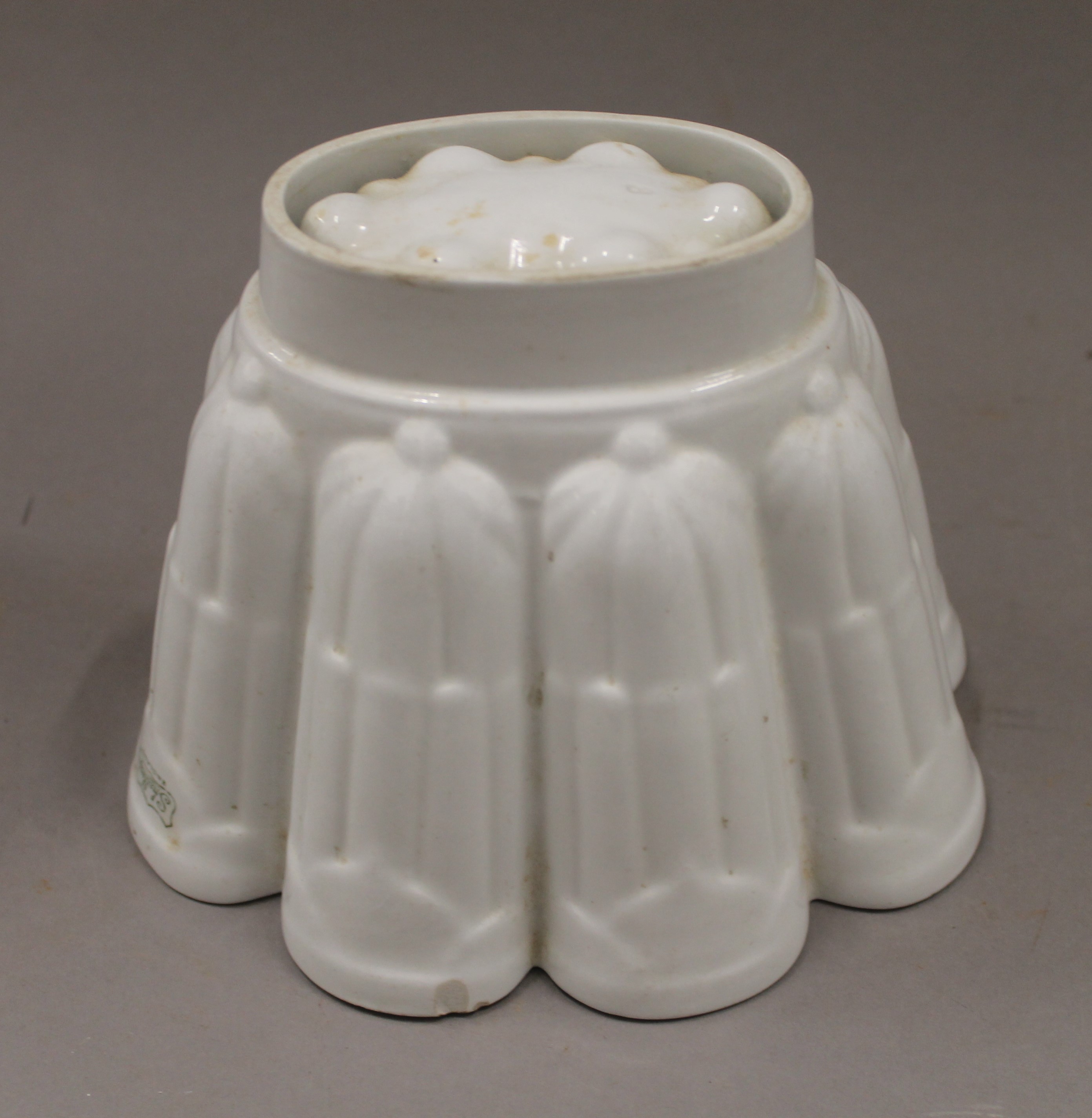Three Shelley jelly moulds and a cheese dome. The latter 18 cm high. - Image 2 of 6