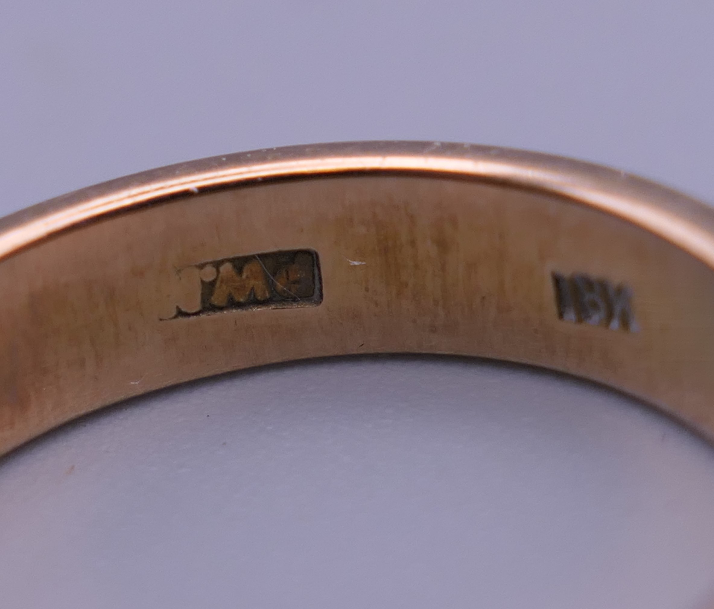 An 18 K gold wedding band. Ring size N. 3.8 grammes. - Image 3 of 4