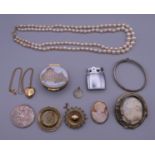 A quantity of miscellaneous jewellery, etc.