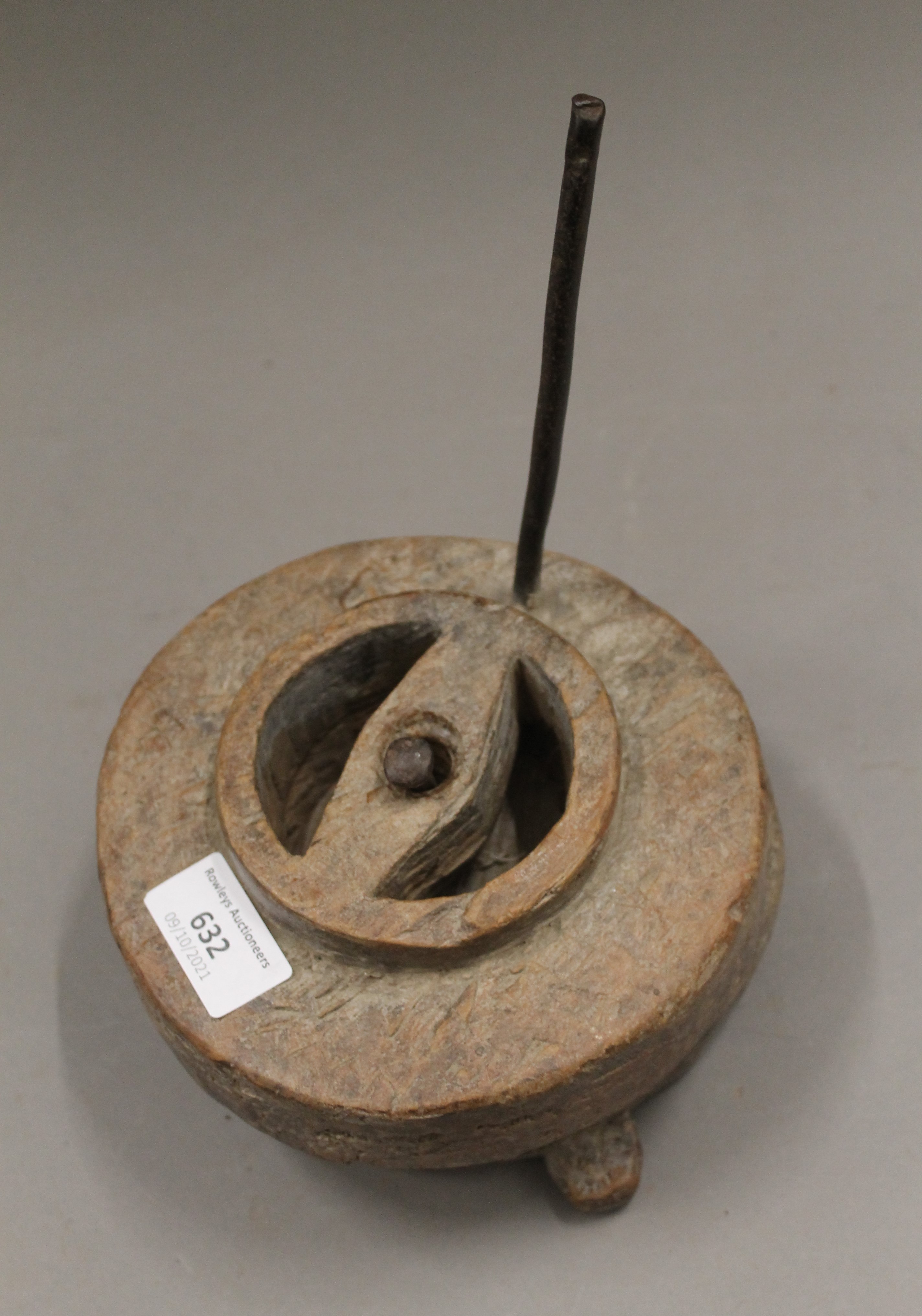 A rustic spice/flour grinder. 21 cm high. - Image 3 of 4
