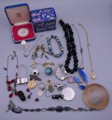 A small quantity of costume jewellery.
