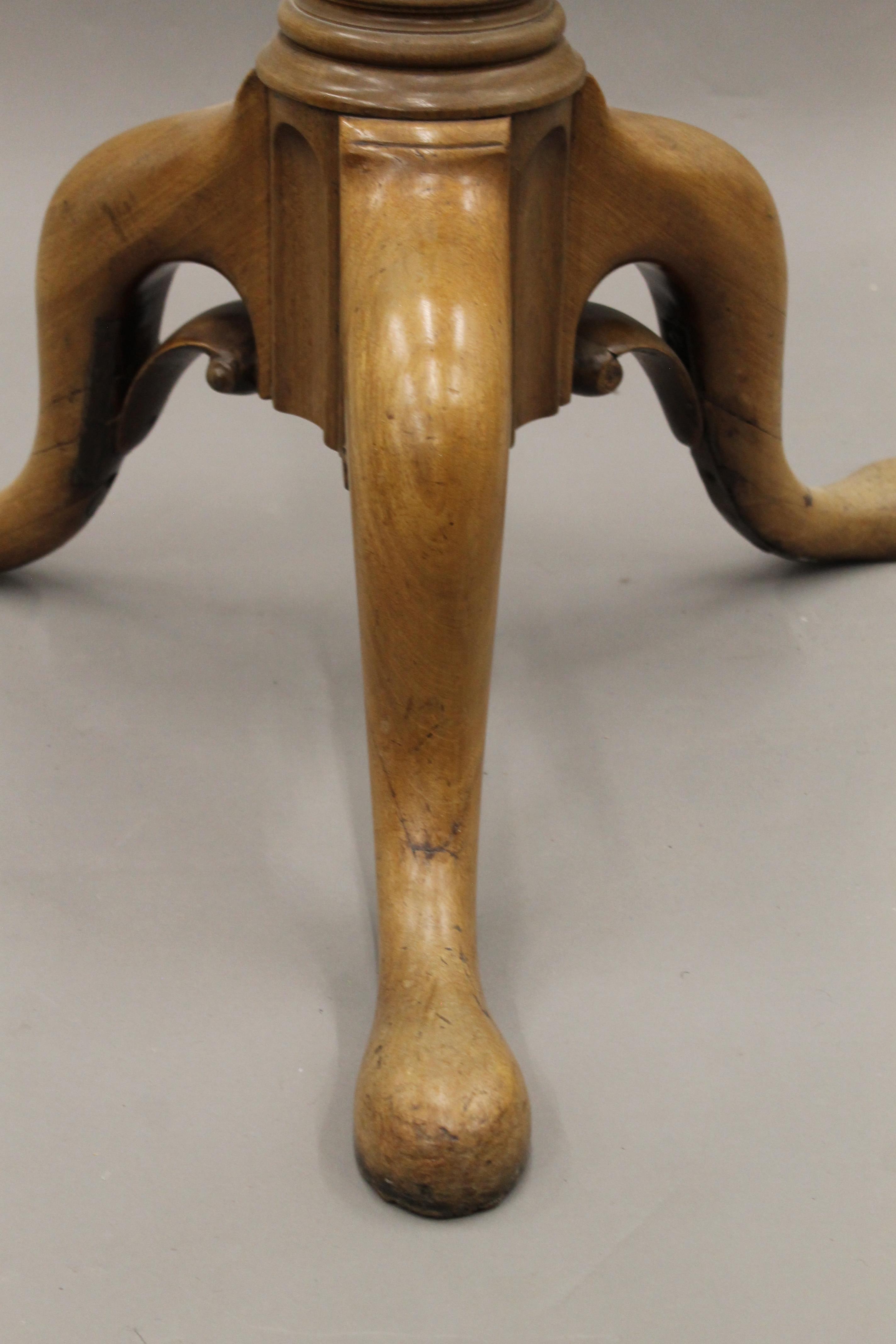 A George III mahogany birdcage tilt top tripod table. 92 cm diameter. - Image 11 of 13