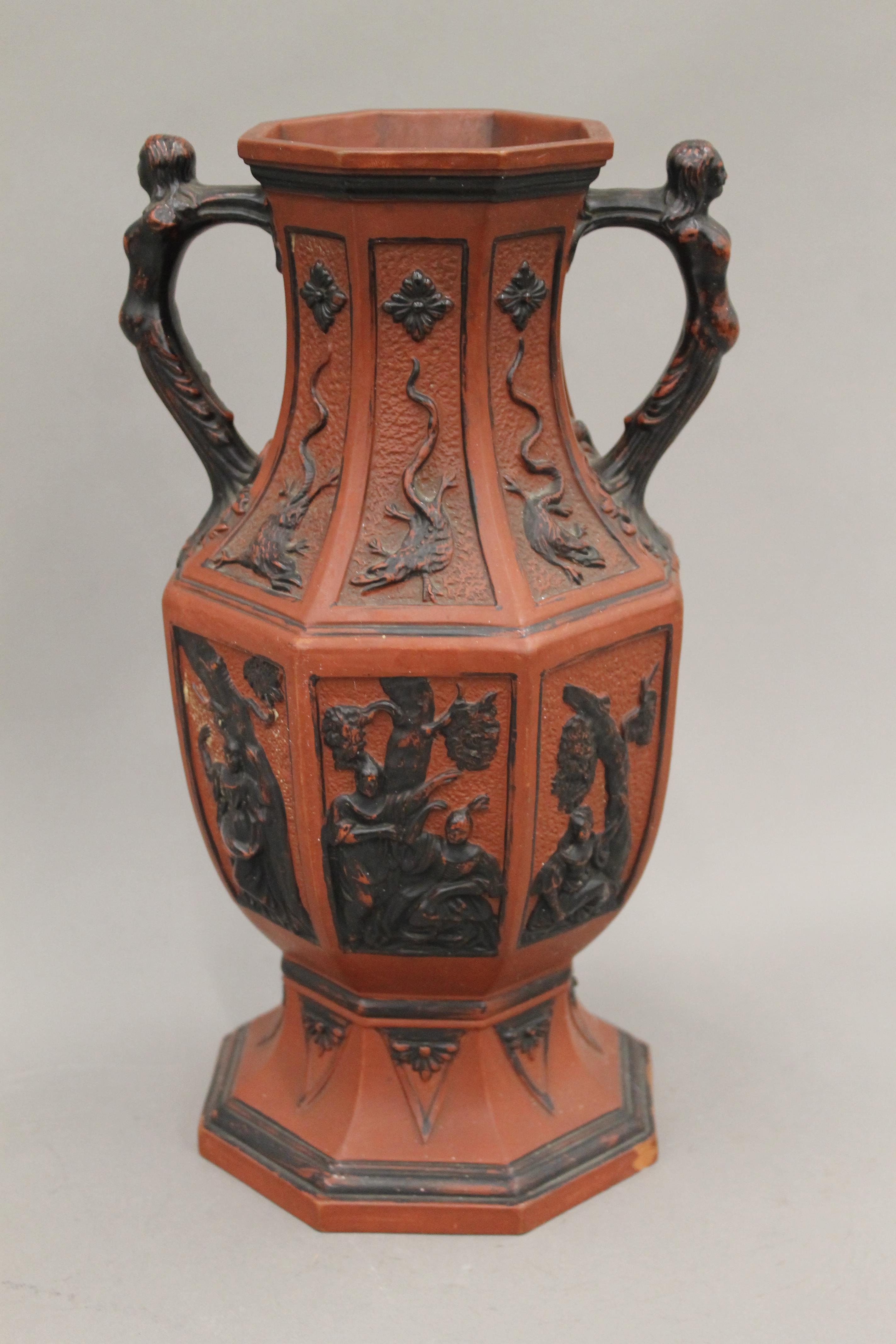 A pair of classical terracotta vases. 30 cm high. - Image 2 of 5