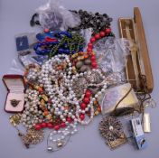 A quantity of costume jewellery.