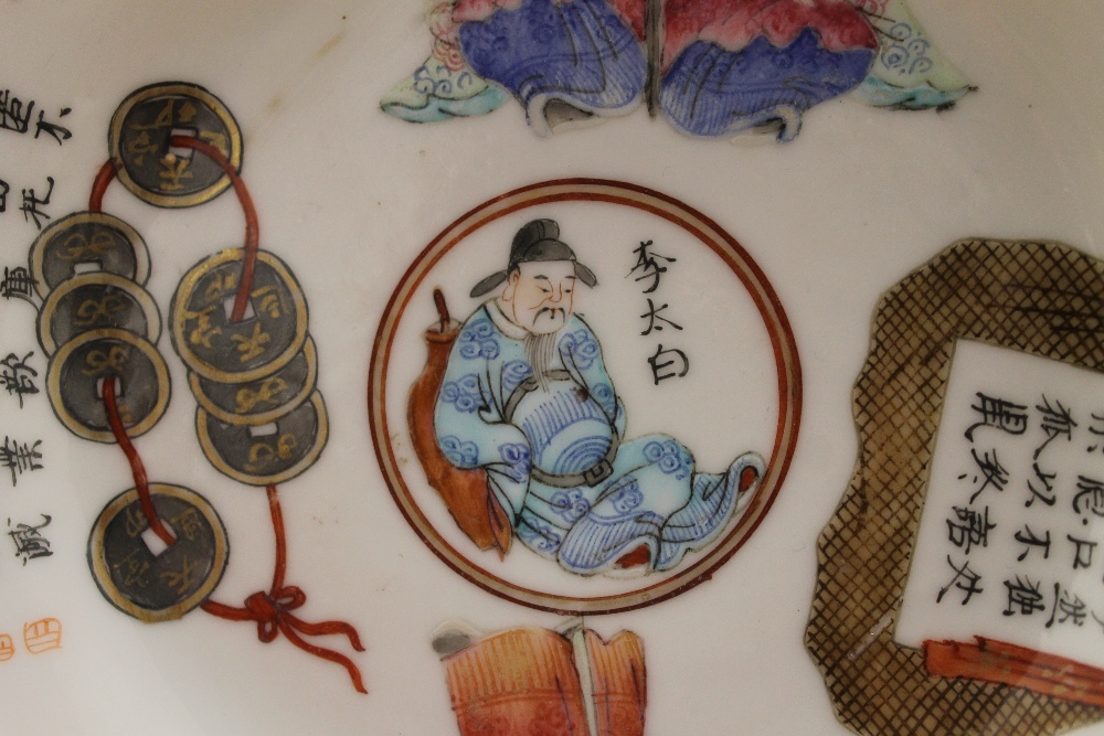 A finely painted Daoguang porcelain figural saucer. 15 cm diameter. - Image 9 of 11