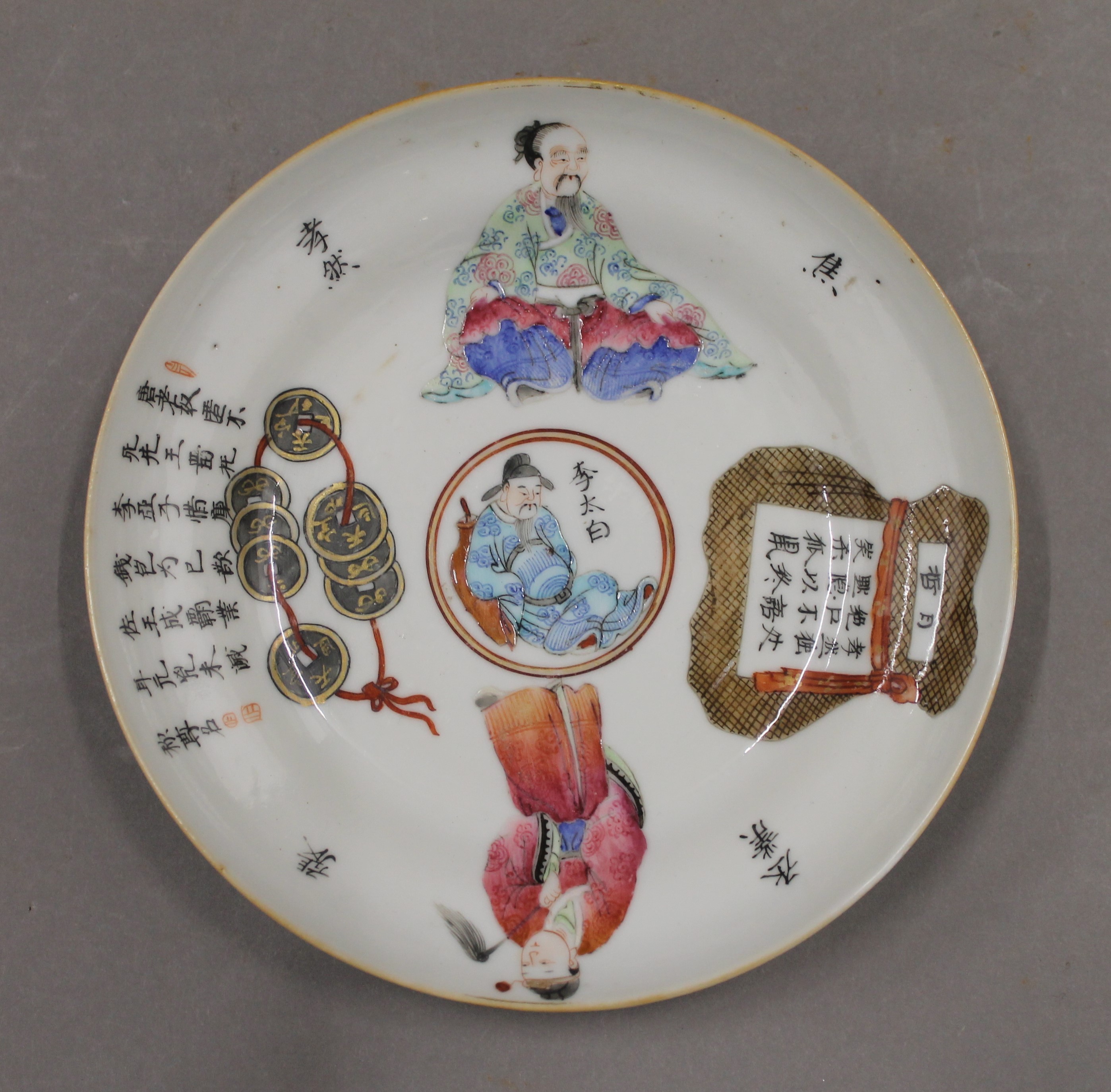 A finely painted Daoguang porcelain figural saucer. 15 cm diameter. - Image 2 of 11