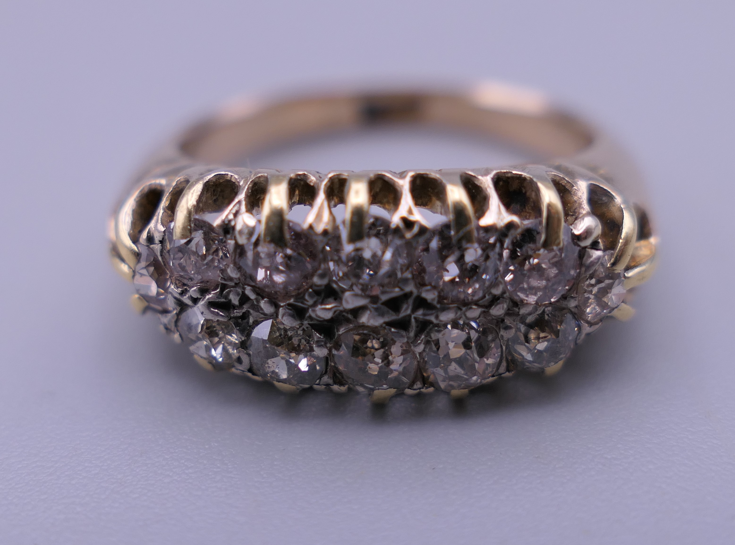 An 18 ct gold and diamond ring. Ring size O/P. 6 grammes total weight. - Image 4 of 9