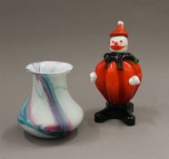 A Murano glass clown and a vase. The former 15.5 cm high.