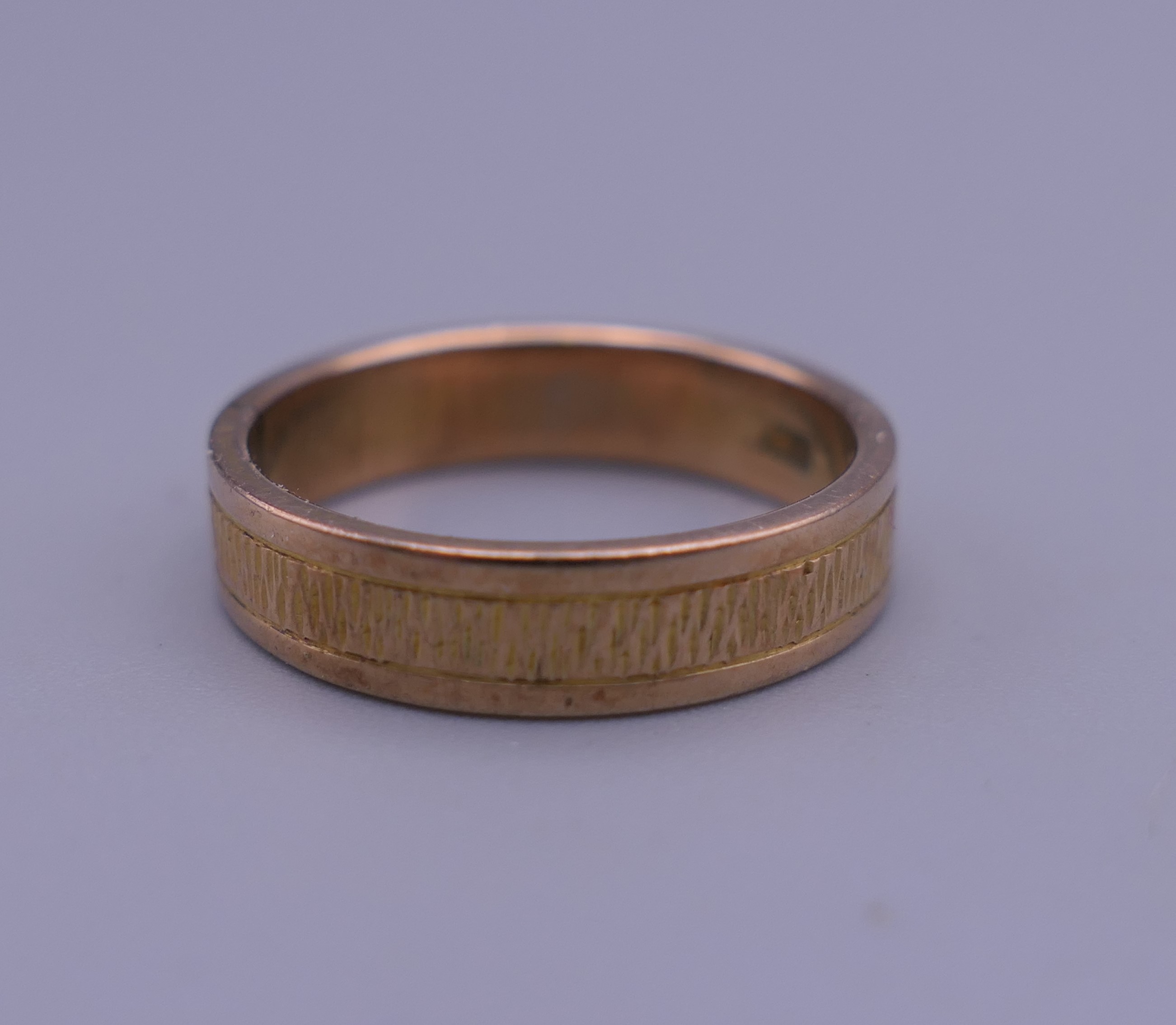 An 18 K gold wedding band. Ring size N. 3.8 grammes. - Image 2 of 4