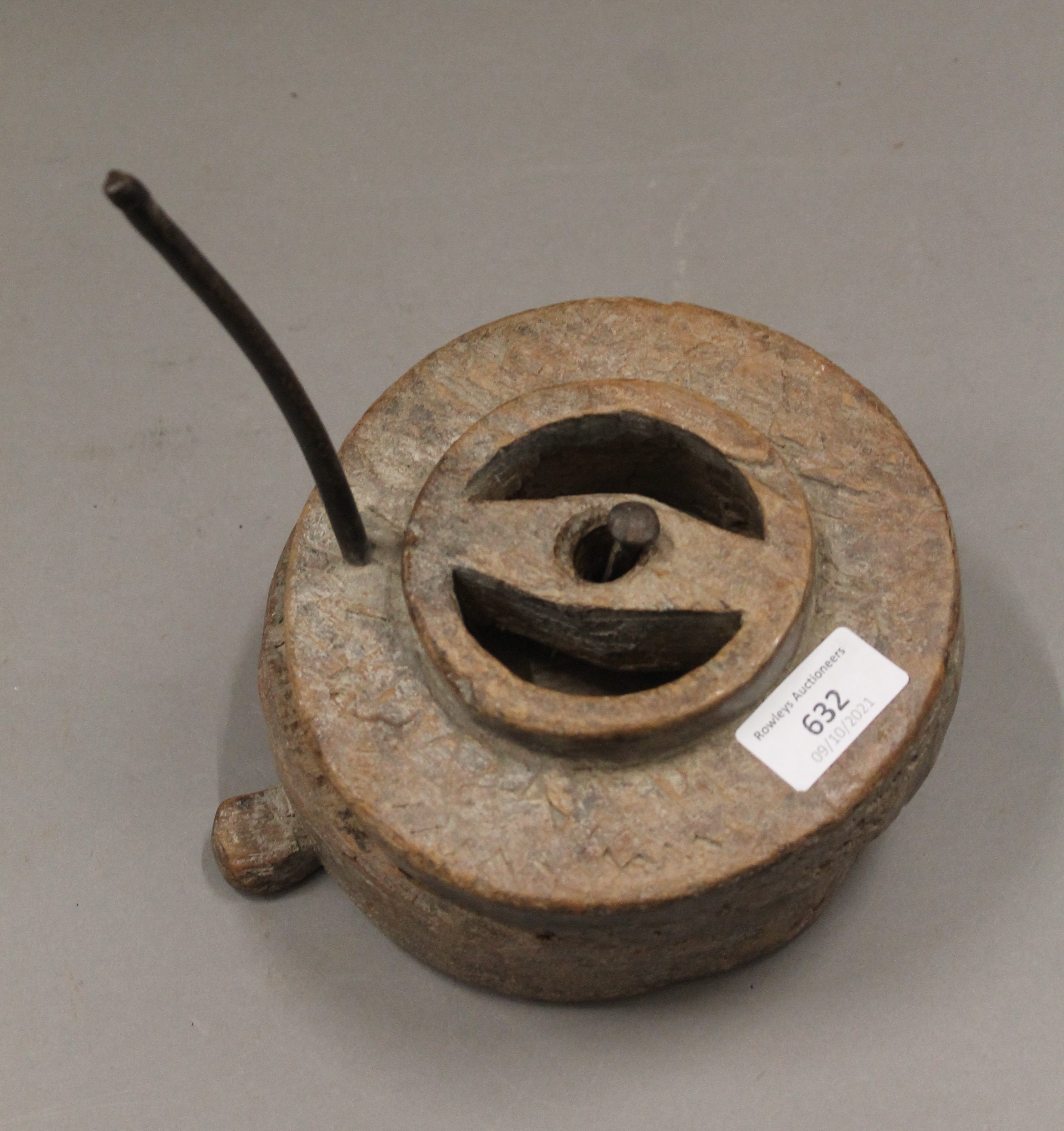 A rustic spice/flour grinder. 21 cm high. - Image 2 of 4
