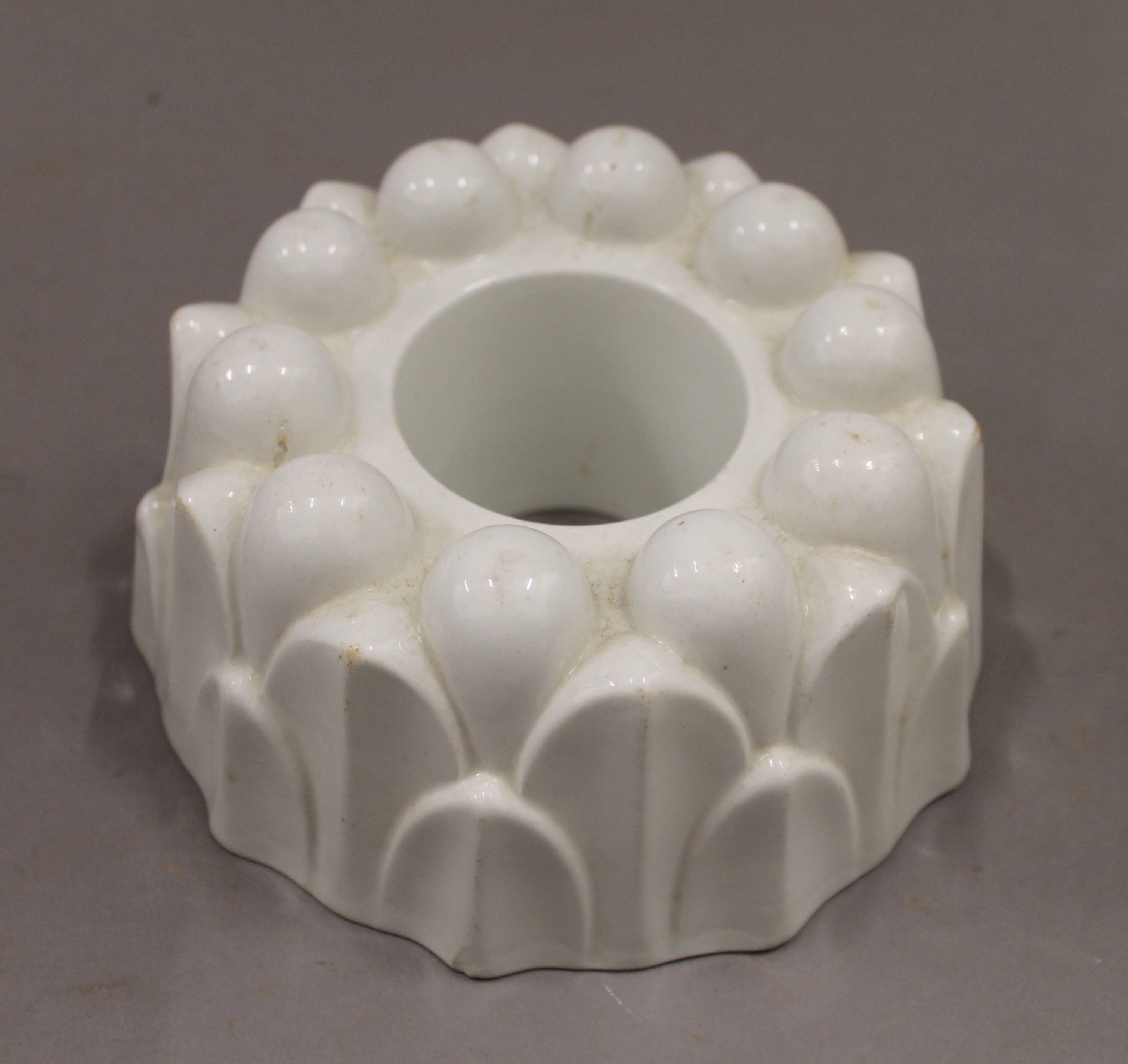 Three Shelley jelly moulds and a cheese dome. The latter 18 cm high. - Image 3 of 6