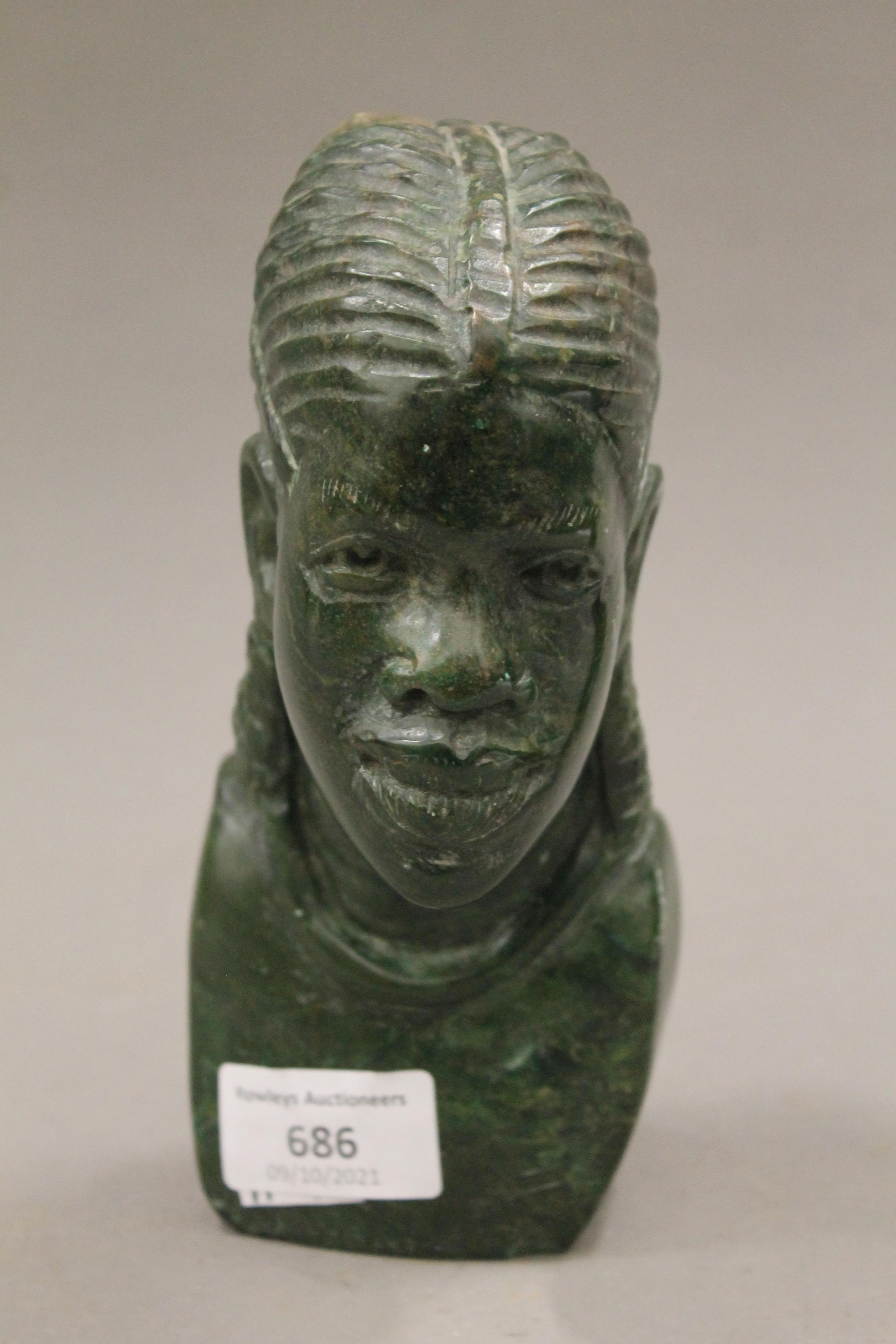 A pair of African carved stone busts. The largest 19.5 cm high. - Image 4 of 5