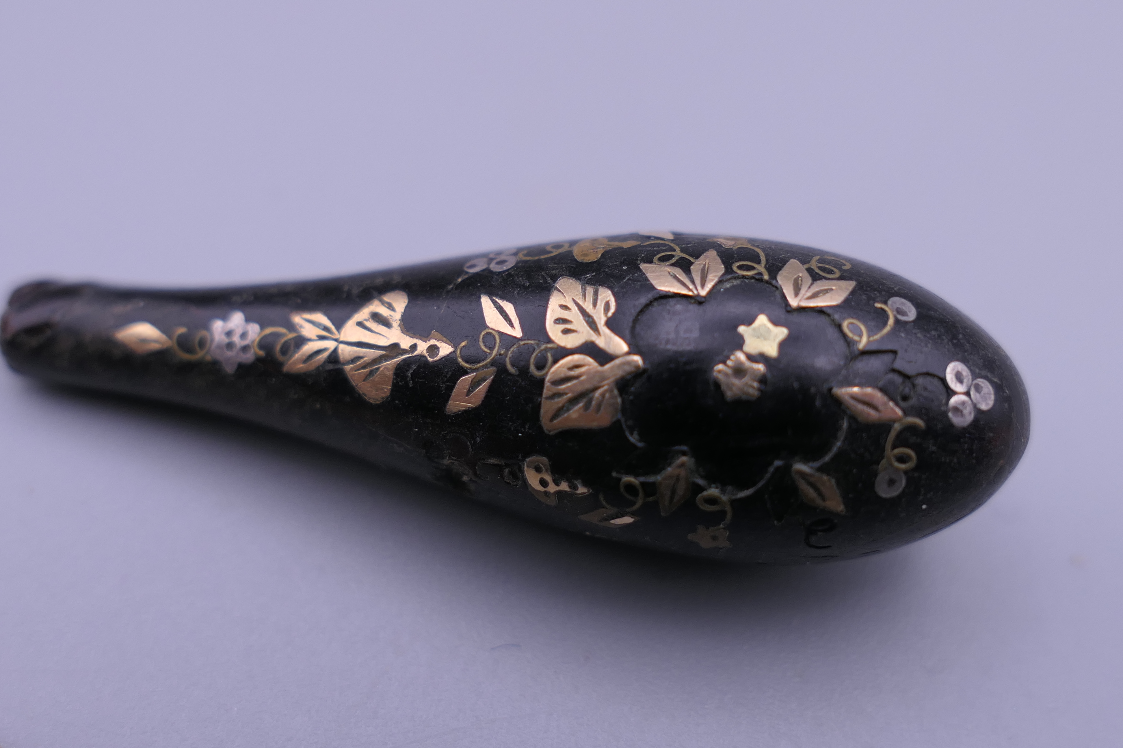 A pair of 19th century gold piquet inlaid tortoiseshell earrings. 4.25 cm high. - Bild 4 aus 5