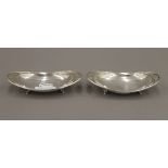 A pair of silver dishes. 13.5 cm wide. 4.5 troy ounces.