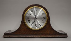 An early 20th century oak mantle clock. 44 cm wide.