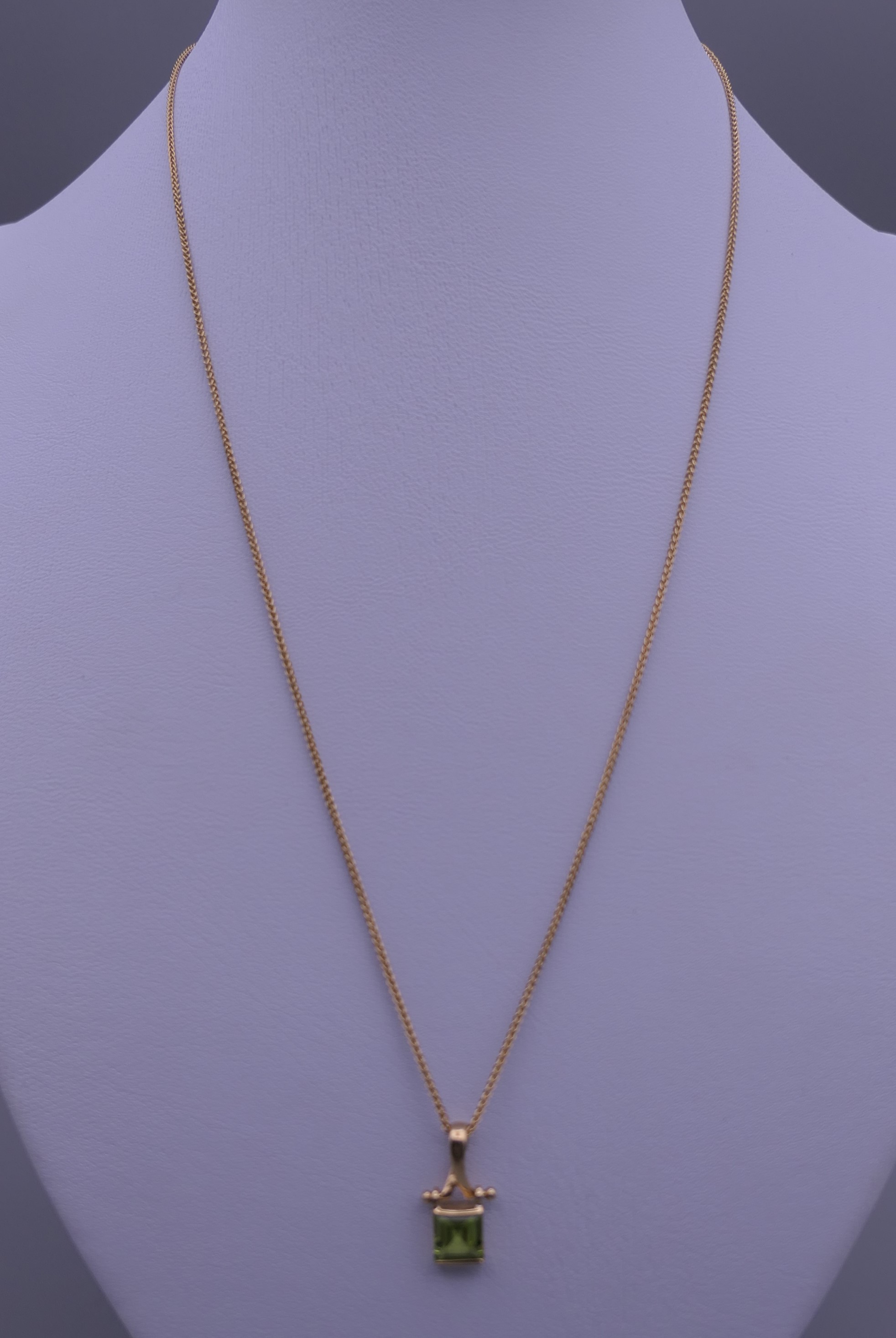 A 9 ct gold pendant necklace. The pendant 1.5 cm high. - Image 6 of 8
