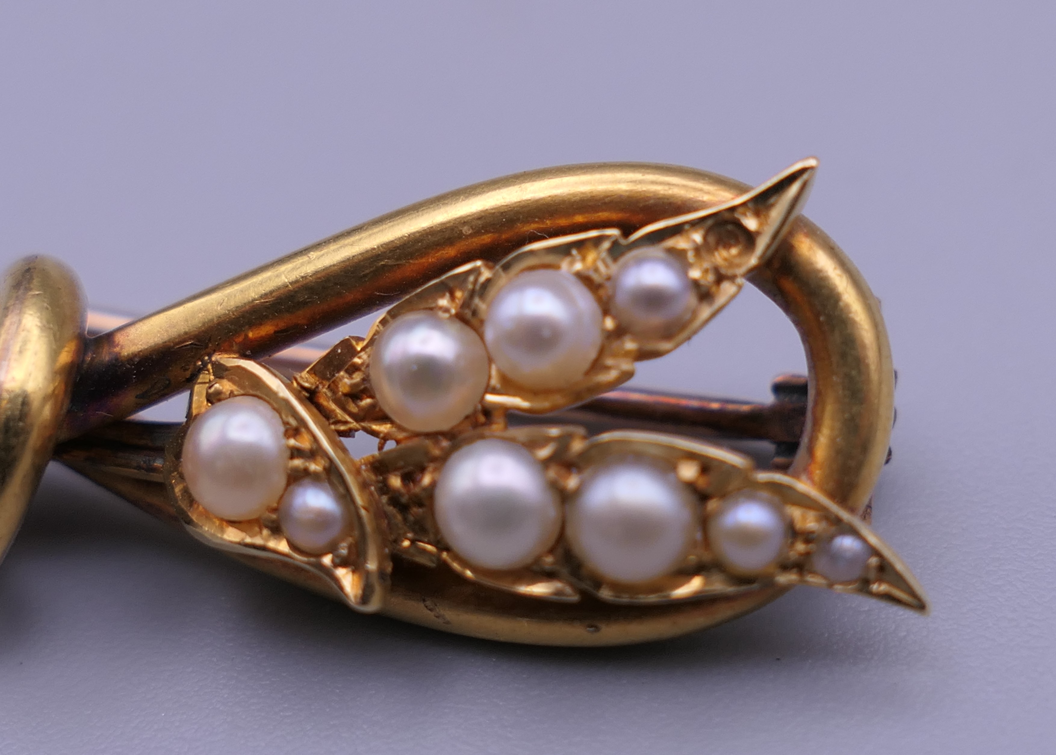 An unmarked gold diamond and pearl wheatsheaf brooch. 4.5 cm wide. 5.7 grammes total weight. - Image 3 of 5