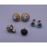 A small quantity of various gold and other earrings.