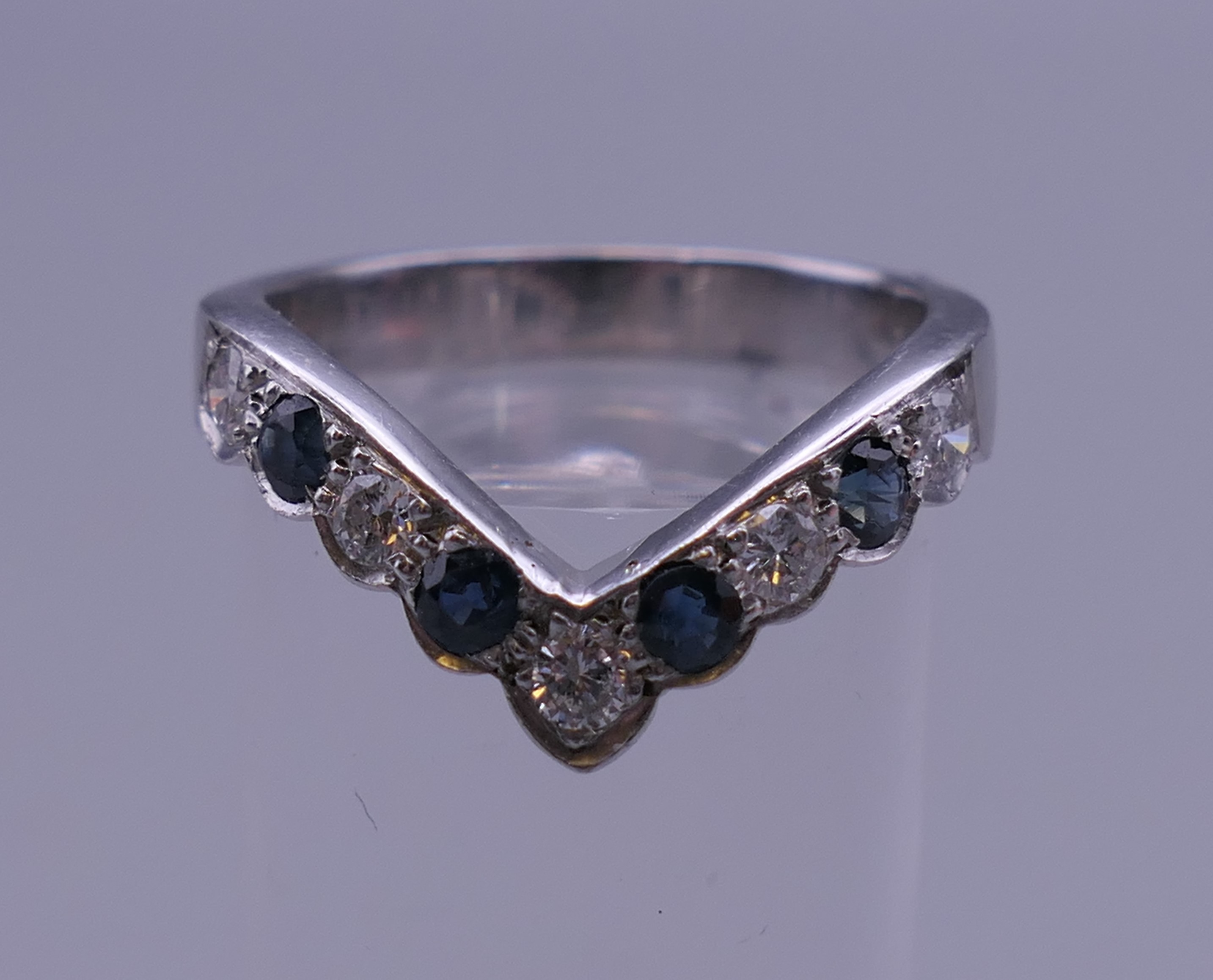 An 18 ct white gold, diamond and sapphire wishbone ring. Ring size Q. 5.7 grammes total weight. - Bild 4 aus 6