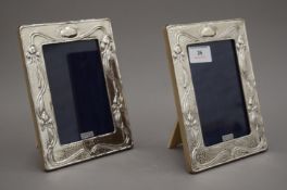 A pair of silver photograph frames. 14 x 18.5 cm.