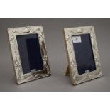 A pair of silver photograph frames. 14 x 18.5 cm.