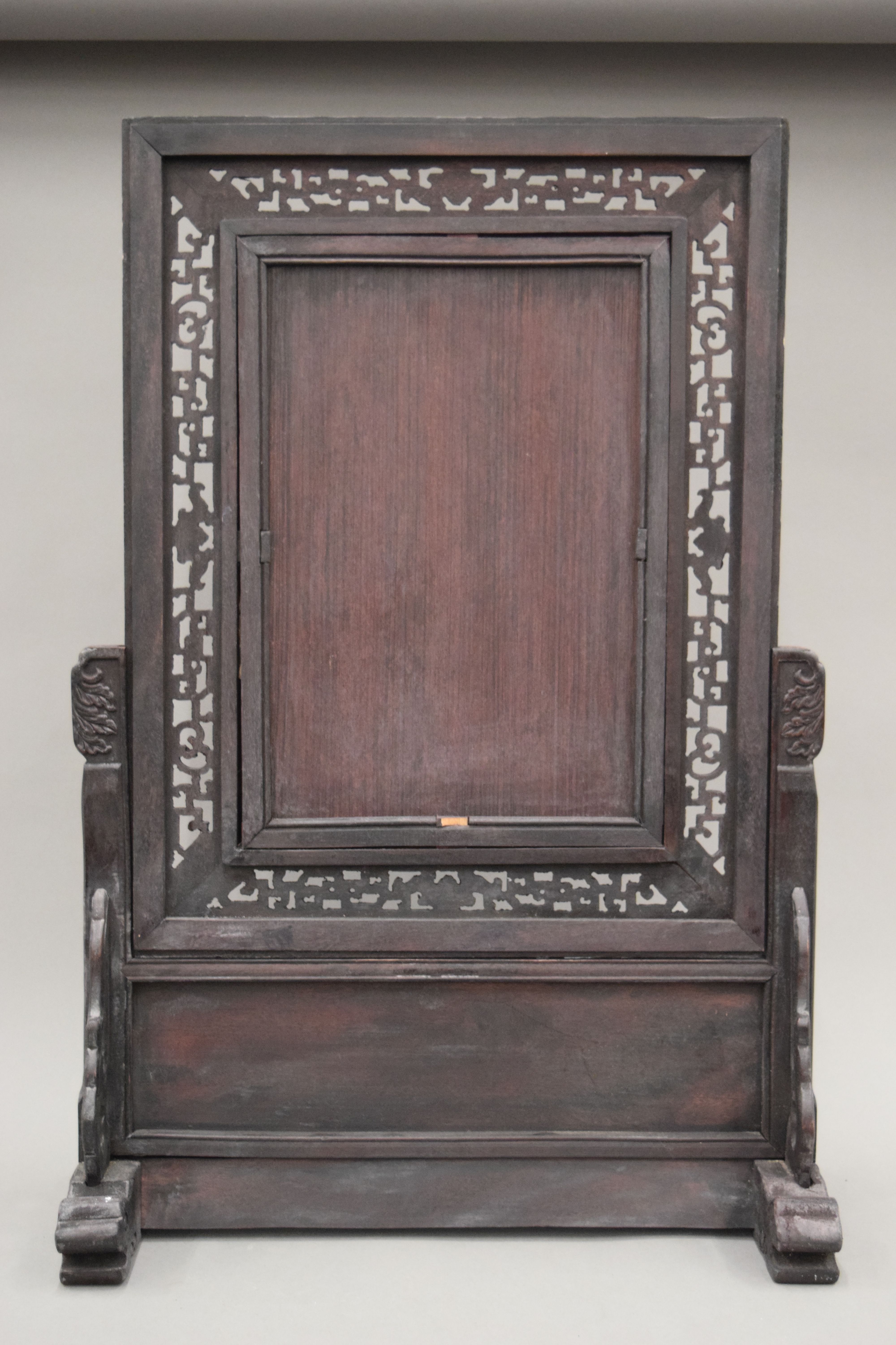 A Chinese porcelain screen on wooden stand. 67.5 cm high. - Image 6 of 7