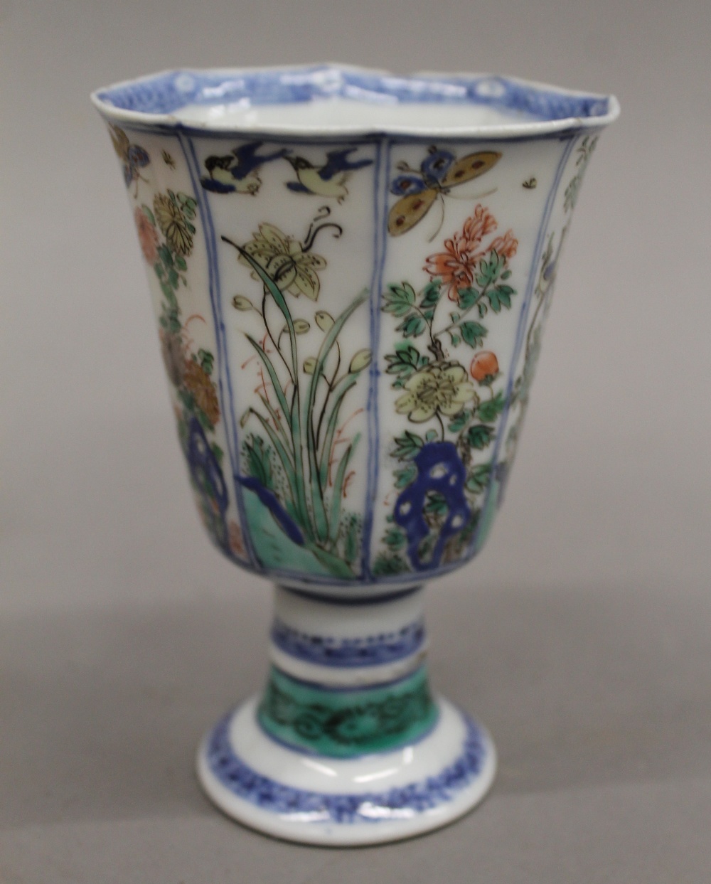 A Chinese Kangxi period octagonal famille verte porcelain stem cup. 11.5 cm high. - Image 9 of 17