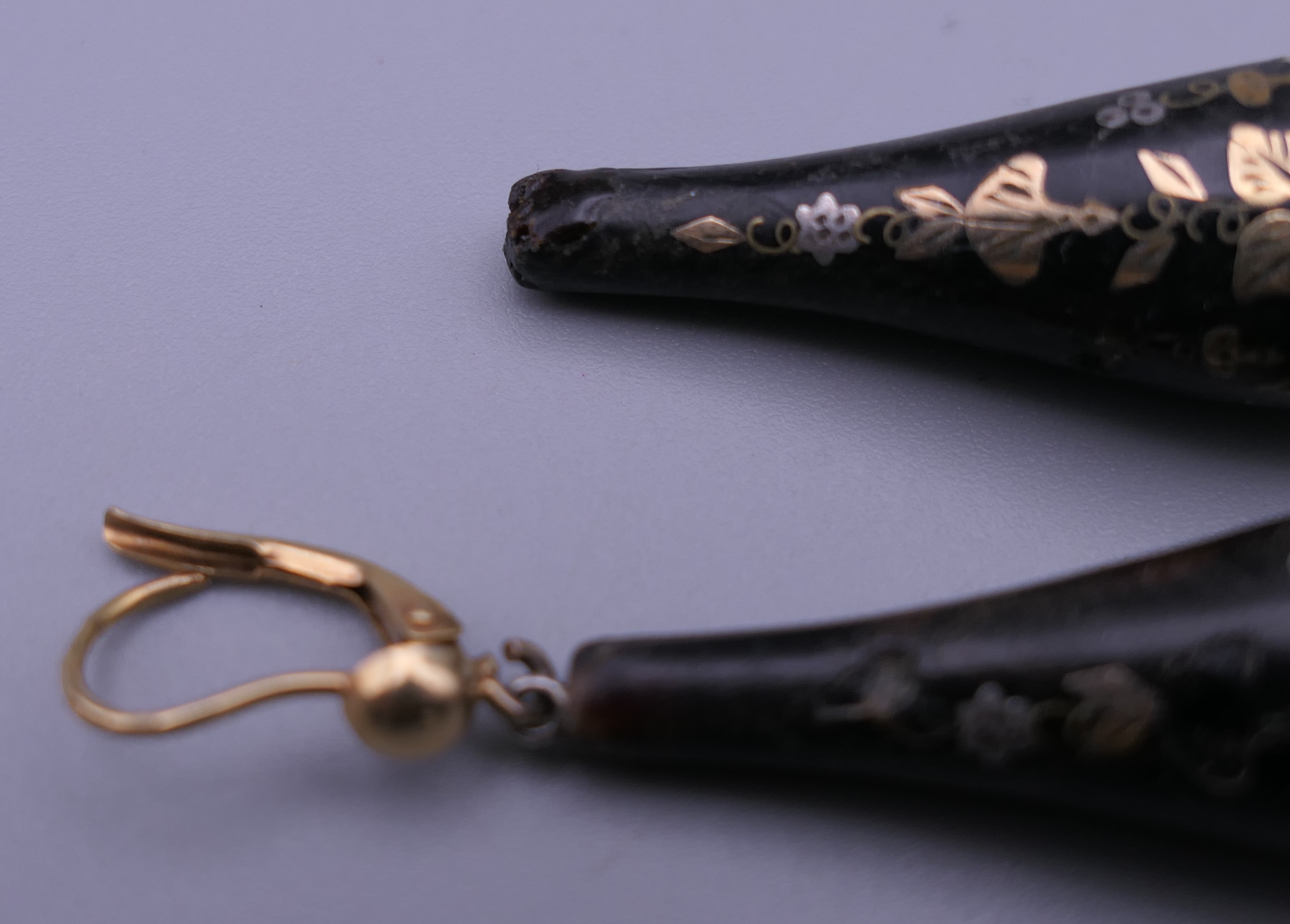 A pair of 19th century gold piquet inlaid tortoiseshell earrings. 4.25 cm high. - Bild 5 aus 5