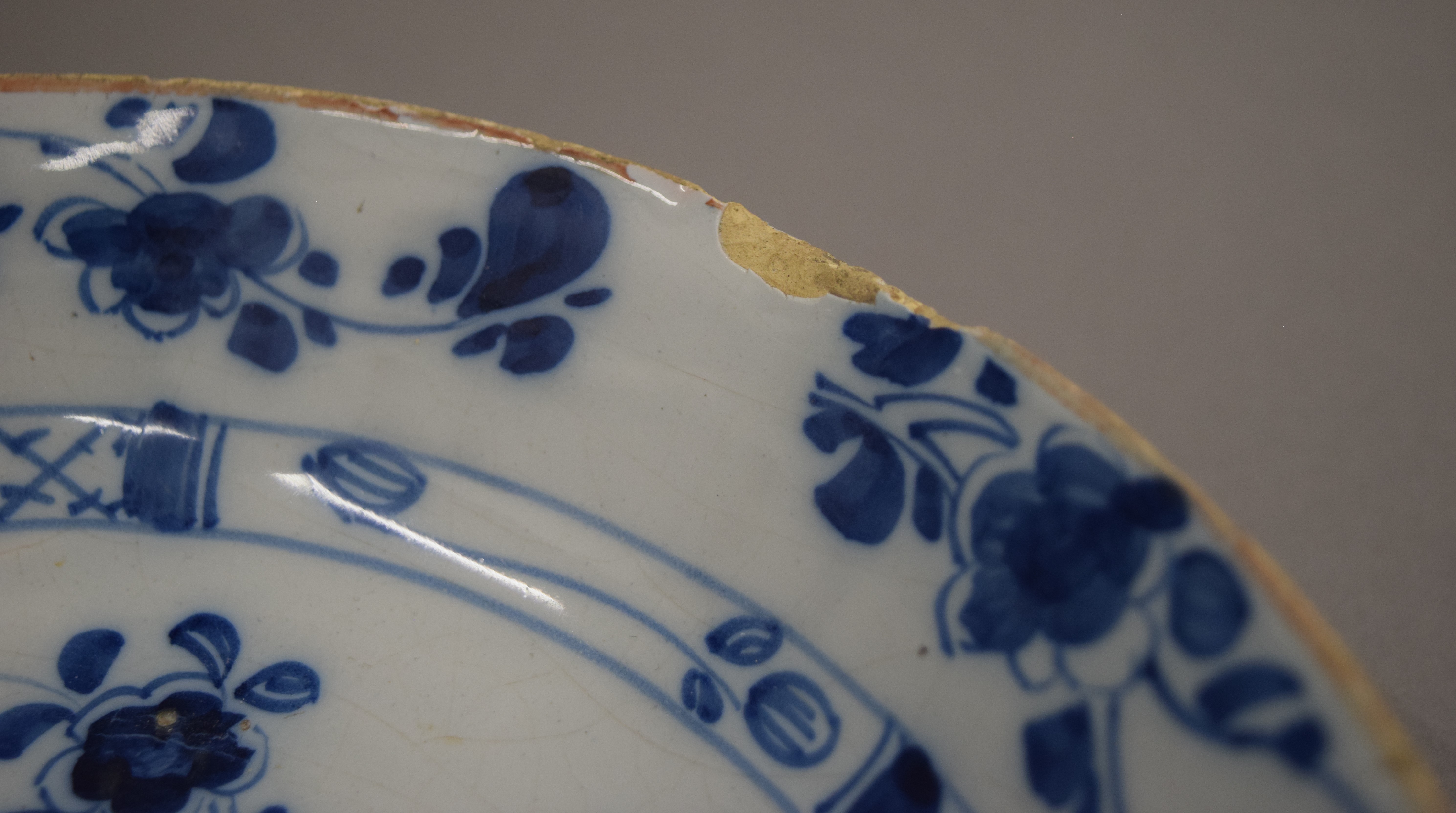 An 18th century Delph blue and white porcelain dish. 22.5 cm diameter. - Image 4 of 5