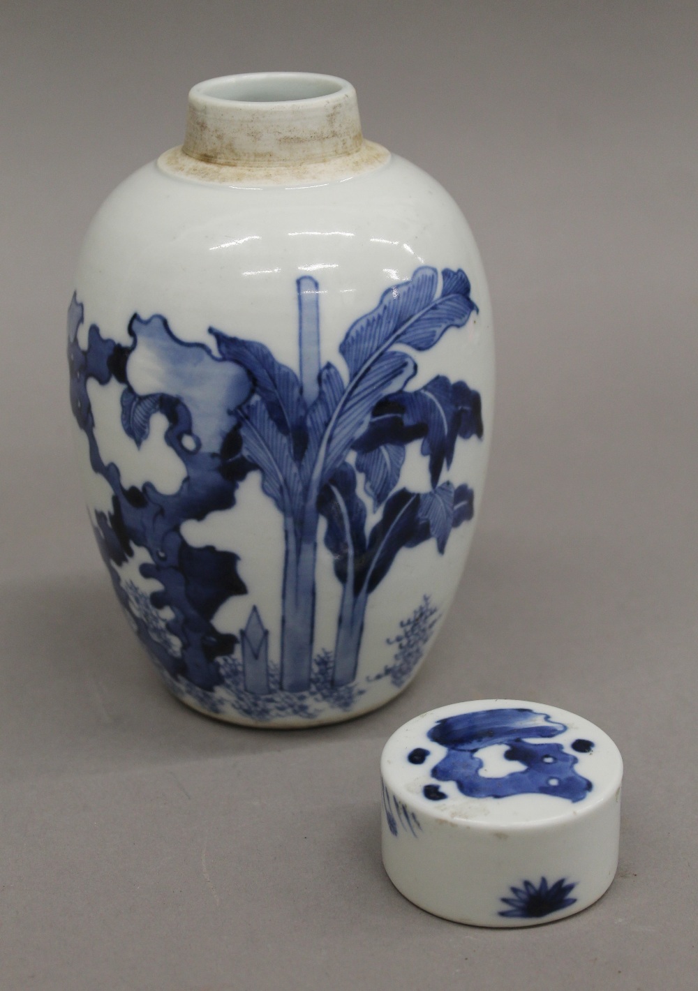 An 18th century Chinese blue and white porcelain tea caddy. 15 cm high. - Image 6 of 7