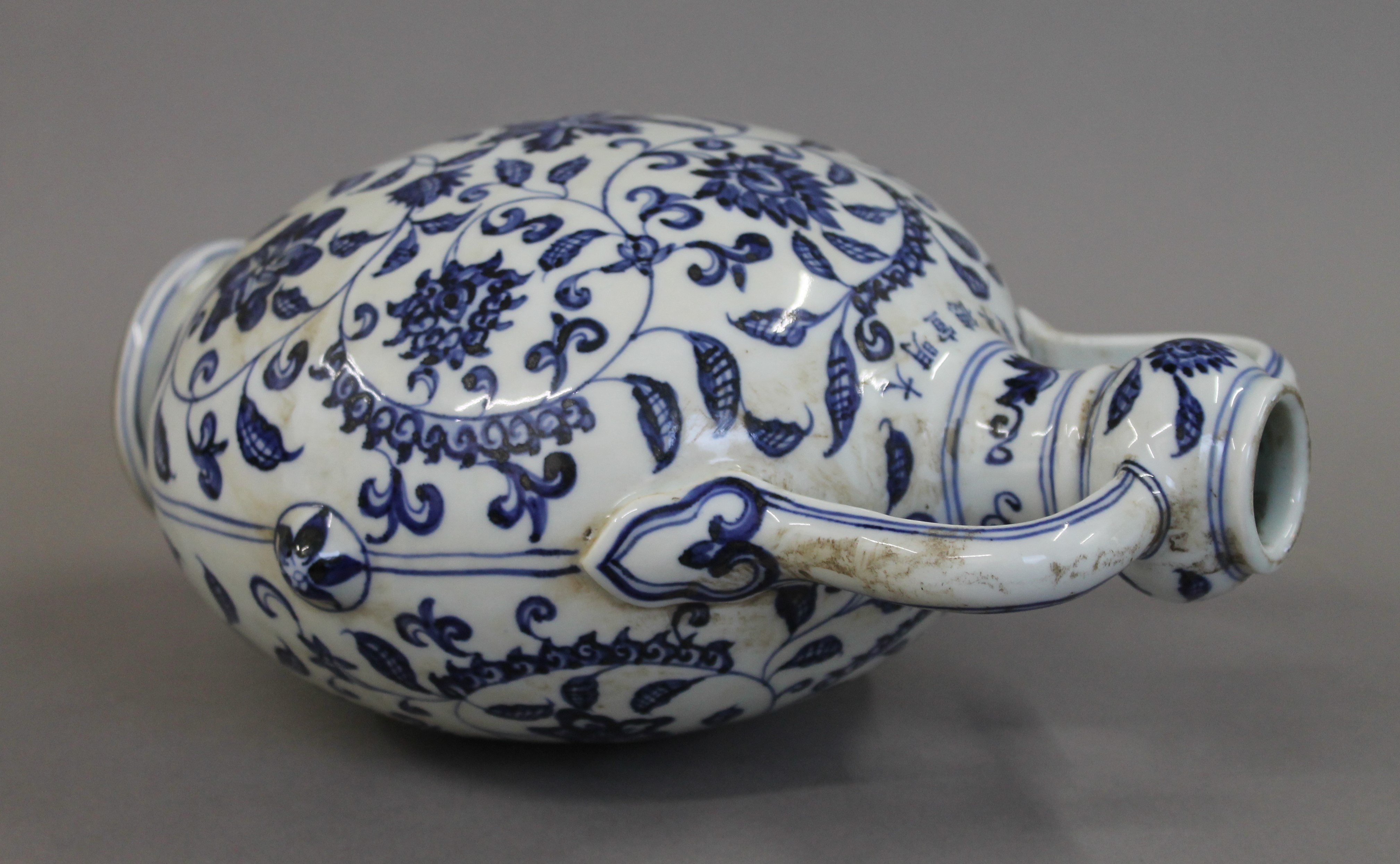 A Chinese blue and white porcelain moon vase. 28.5 cm high. - Image 3 of 4