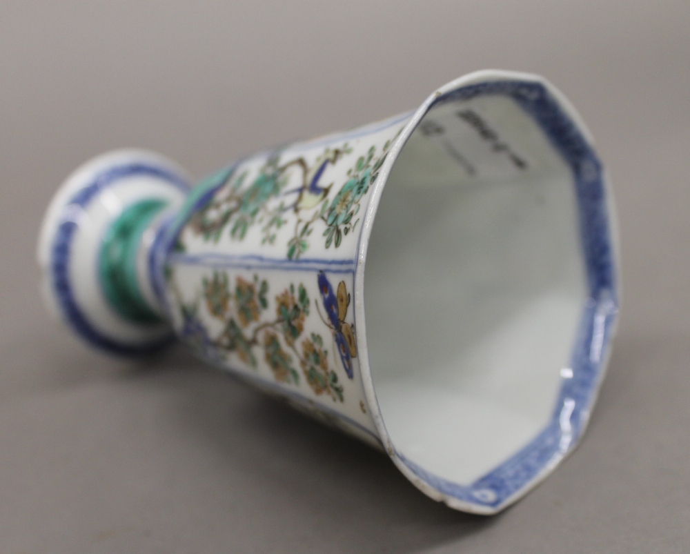 A Chinese Kangxi period octagonal famille verte porcelain stem cup. 11.5 cm high. - Image 11 of 17