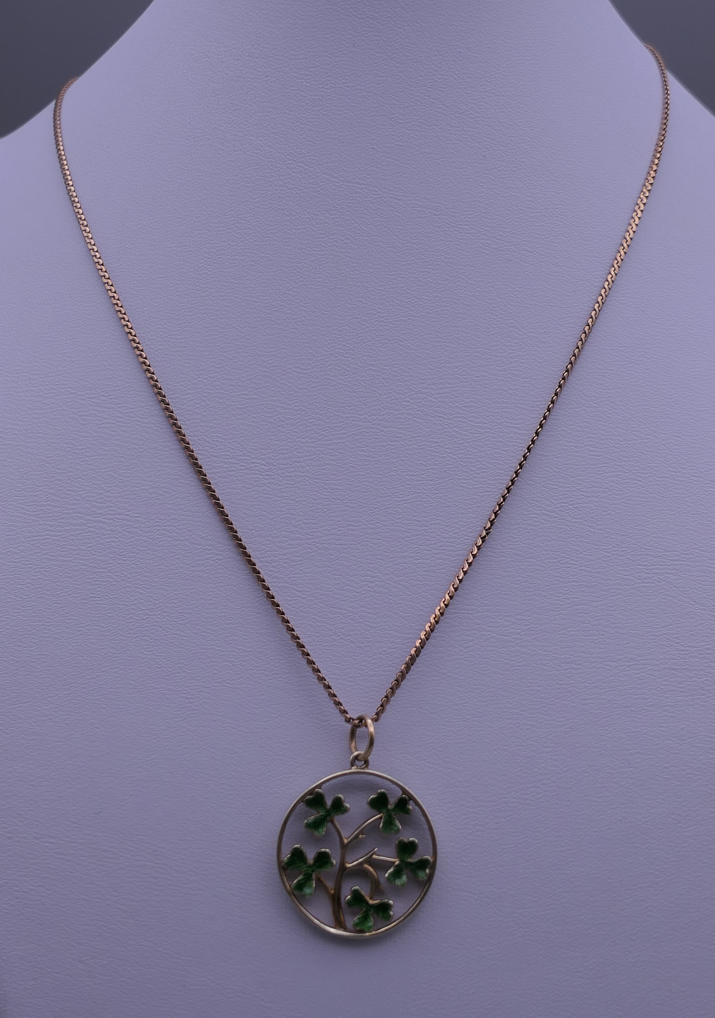 A 9 ct gold and enamel pendant signed C&F (for the maker Crop and Farr) on a 9 ct gold chain. 6. - Bild 2 aus 7